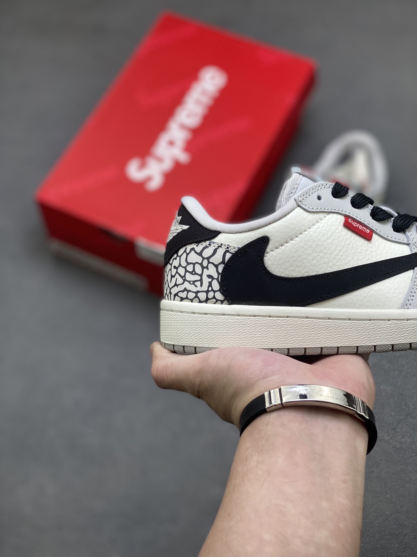 Travis Scott x Supreme Air Jordan 1 Low OG: Premium Design & Comfort 5 i1752174083905 2924 0 4