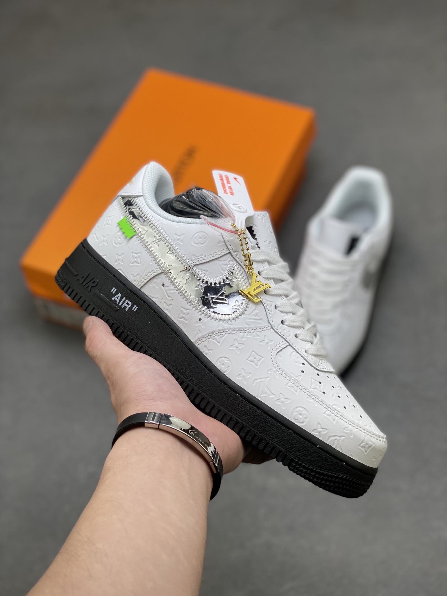 Nike Air Force 1 '07 Low White/Black Leather Sneakers Designer Collaboration 2 i1753460245983 8700 0 0