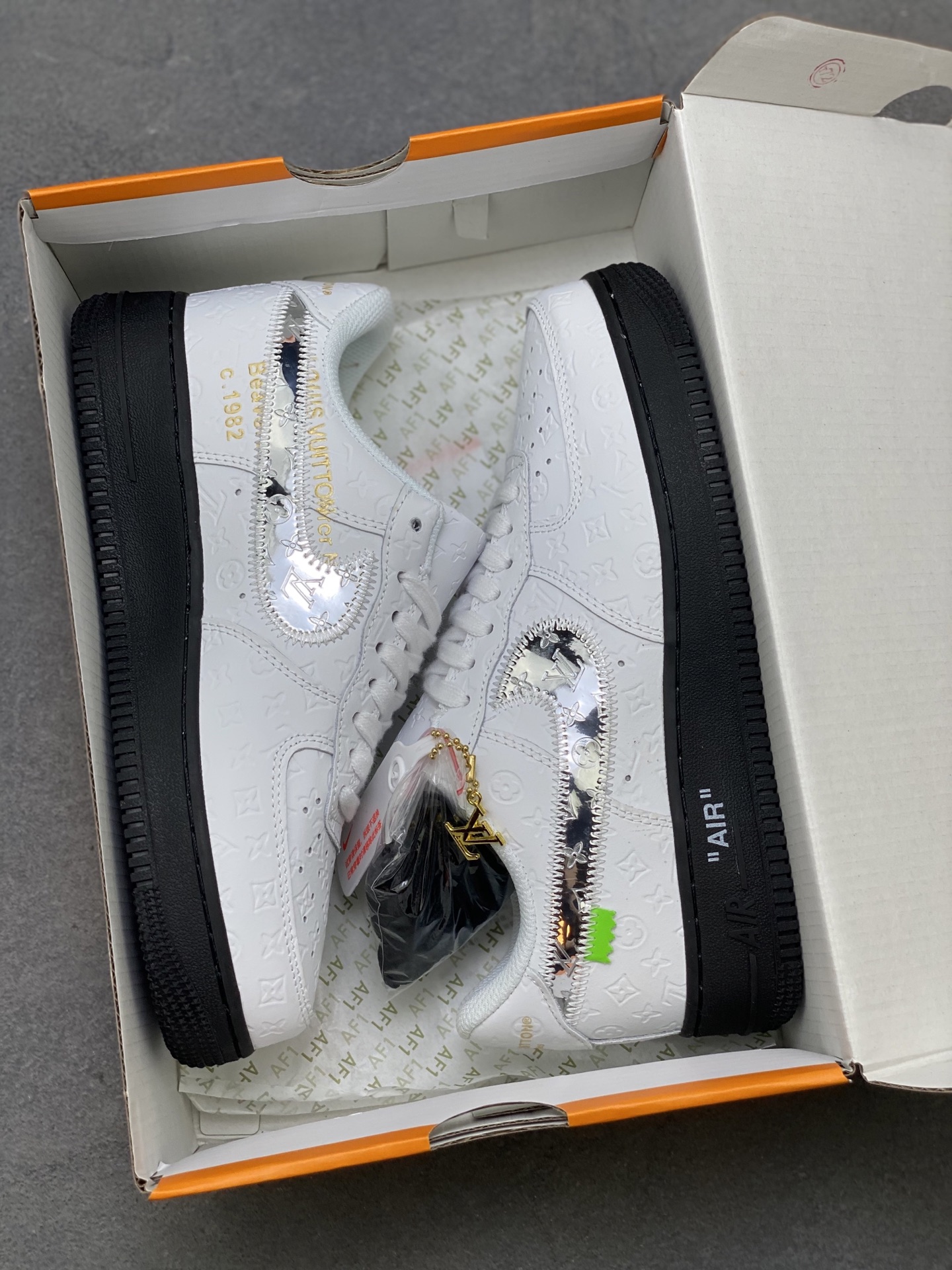 Nike Air Force 1 '07 Low White/Black Leather Sneakers Designer Collaboration 10 i1753460248316 9743 0 8