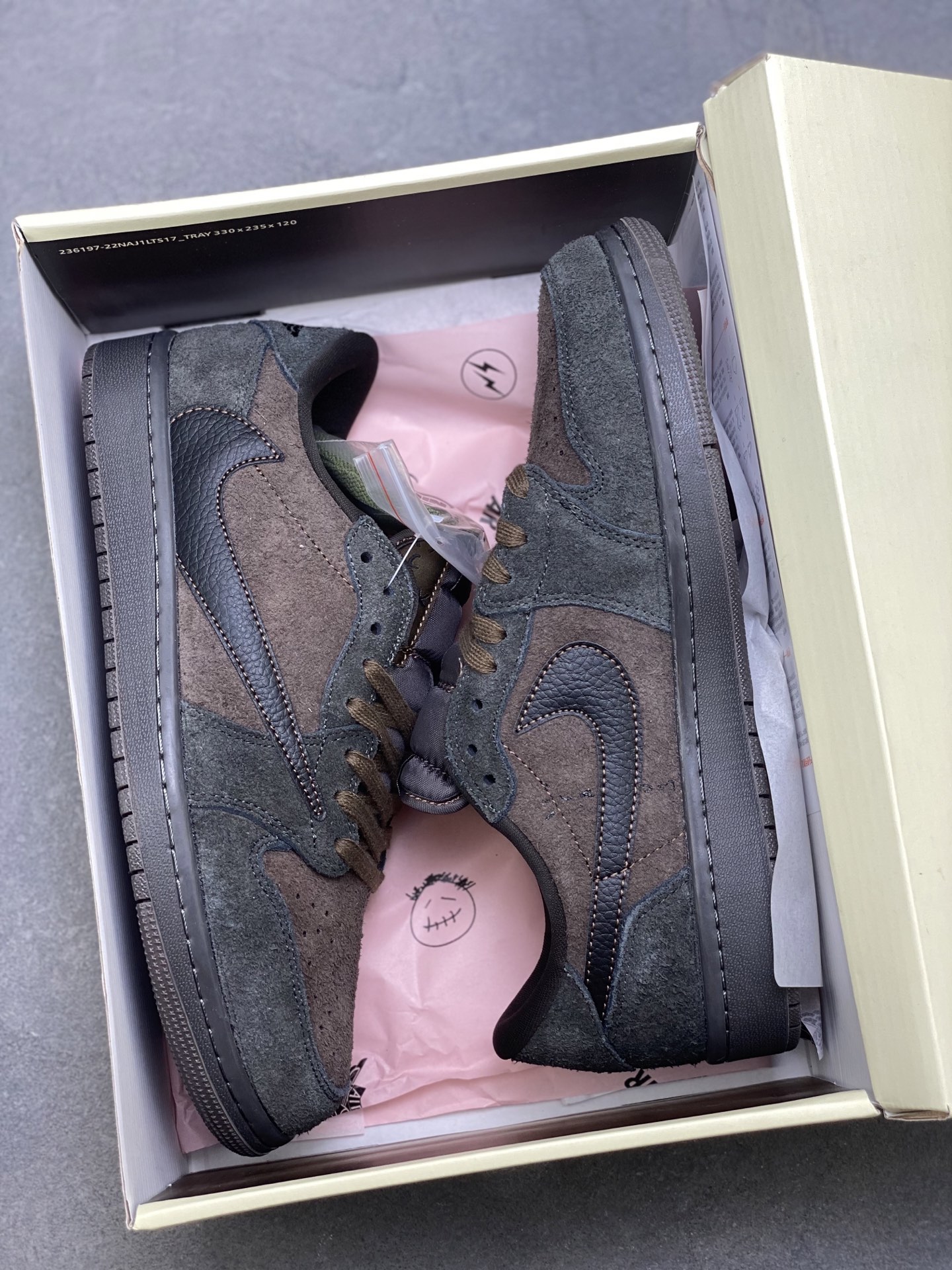 Travis Scott x Fragment Design Air Jordan 1 Low OG SP - Limited Edition 9 i1756054220911 7426 0 8