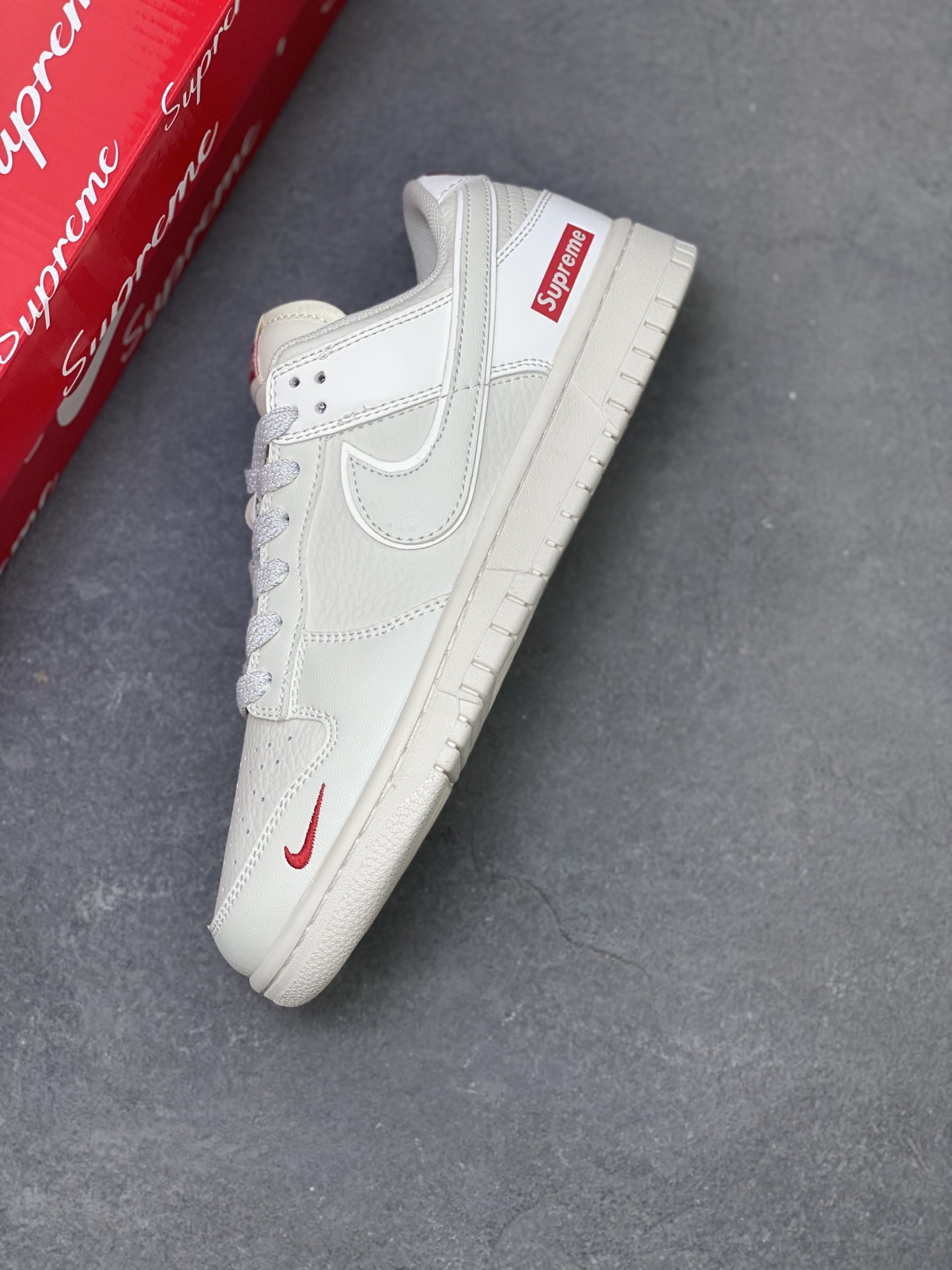 Nike SB Dunk Low Premium Custom Casual Sneakers - Supreme Collaboration 8 i1757175462361 6985 0 6