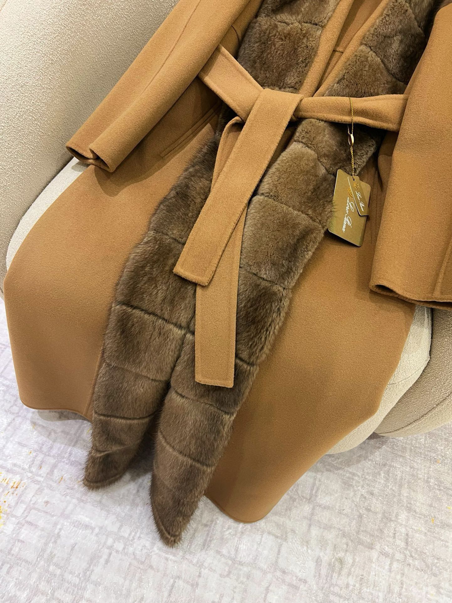 Elegant Cashmere Blend Cardigan with Mink Fur Trim - Classic Style & Comfort 6 i1724130719 2383 3