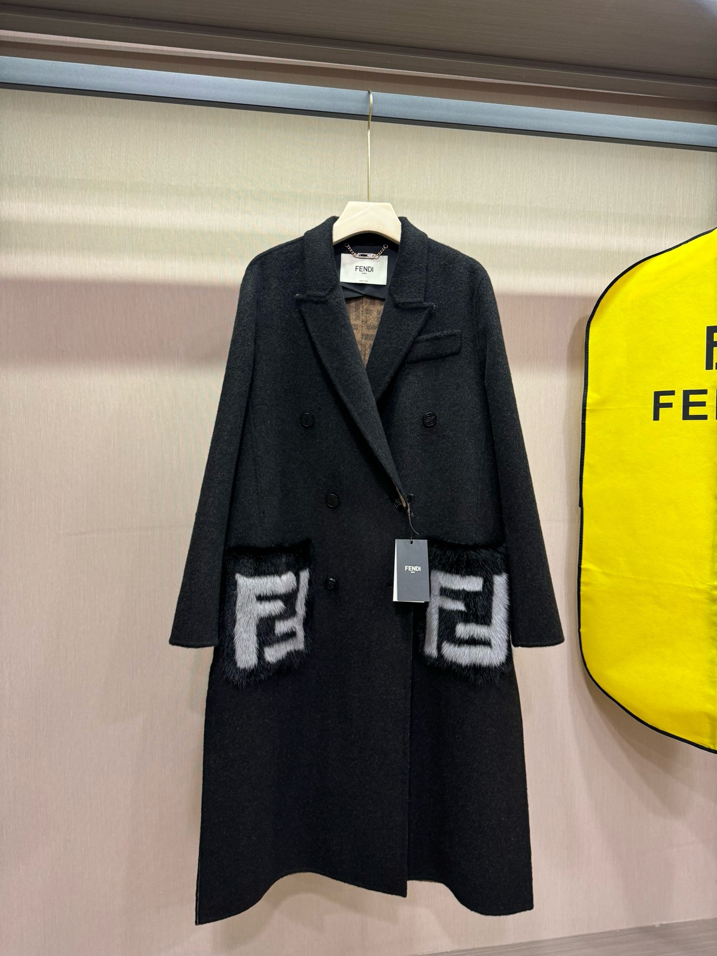 Fendi Wool-Cashmere Blend Coat with Mink Pocket Detail - New Arrival 5 i1725504699 3151 5