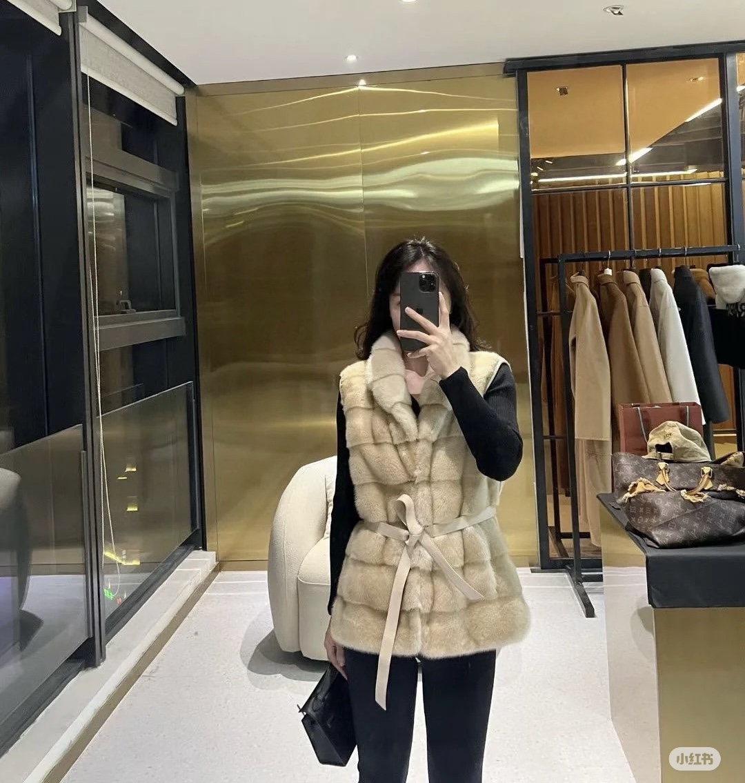 Elegant Mink Cashmere Vest: Copenhagen Import, Slim Fit, Genuine Leather Trim