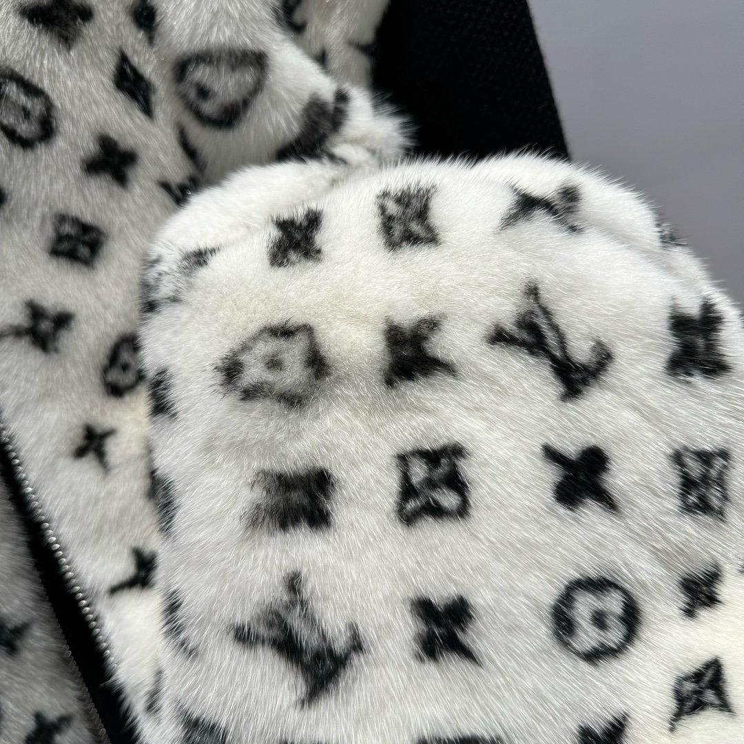 Louis Vuitton Mink Knitted Sweater: 2025 Fall/Winter Collection 10 i1755771230 9073 4