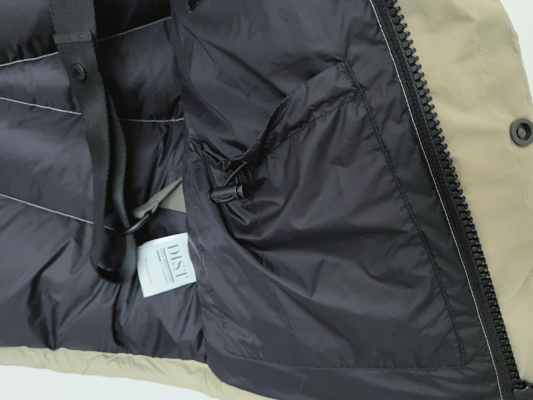 Moncler X Pharrell Williams Padded Down Jacket Detachable Logo - Unisex 10 i1757673529 2942 8