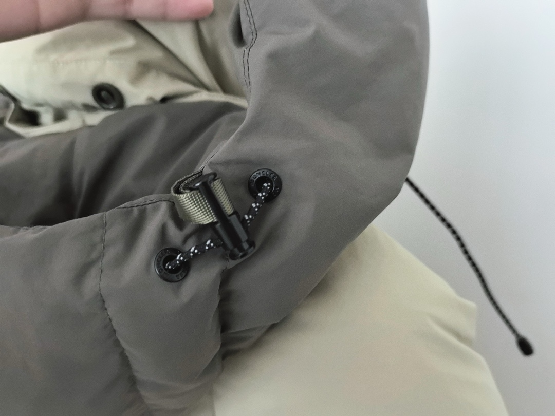 Moncler X Pharrell Williams Padded Down Jacket Detachable Logo - Unisex 9 i1757673529 9270 0