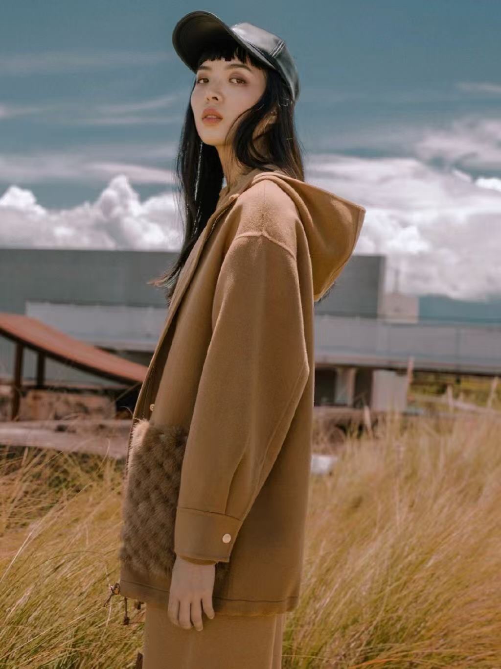 Elegant Hooded Cashmere Coat with Mink Pockets - Luxurious Warmth for Winter 3 i1759729293 1782 7
