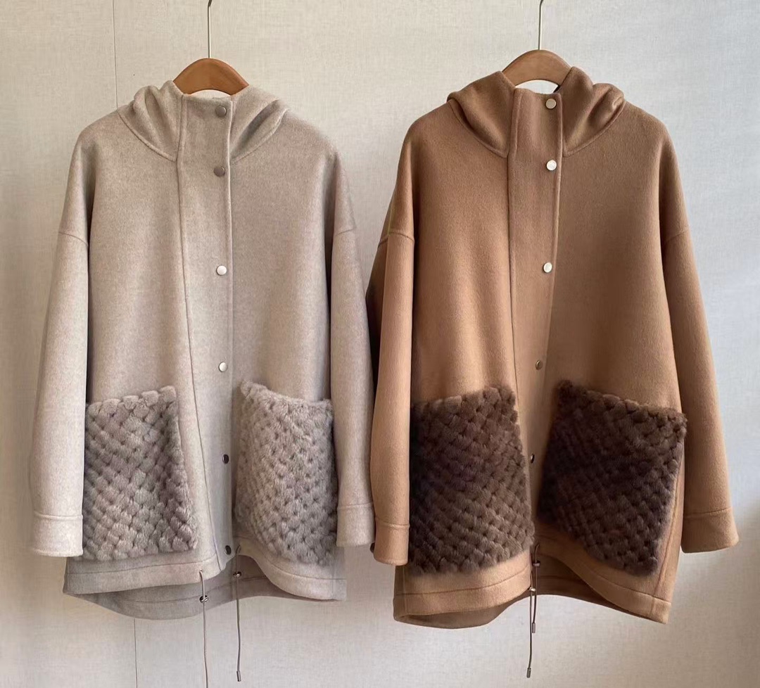 Elegant Hooded Cashmere Coat with Mink Pockets - Luxurious Warmth for Winter 5 i1759729293 4361 3