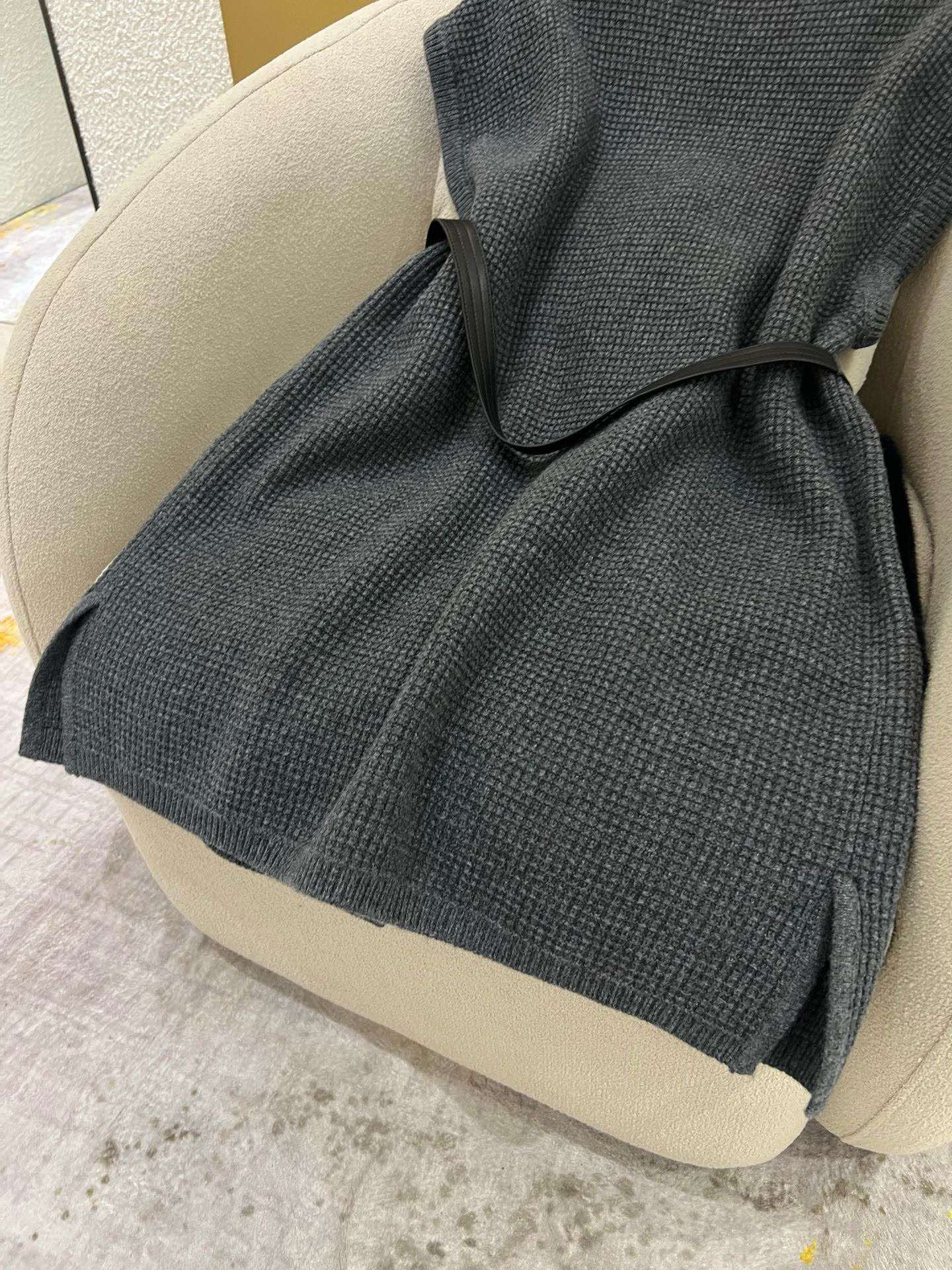 Elegant Mink Fur Patchwork Knitted Vest Coat - Luxurious & Fashionable 8 i1759829769 5158 0