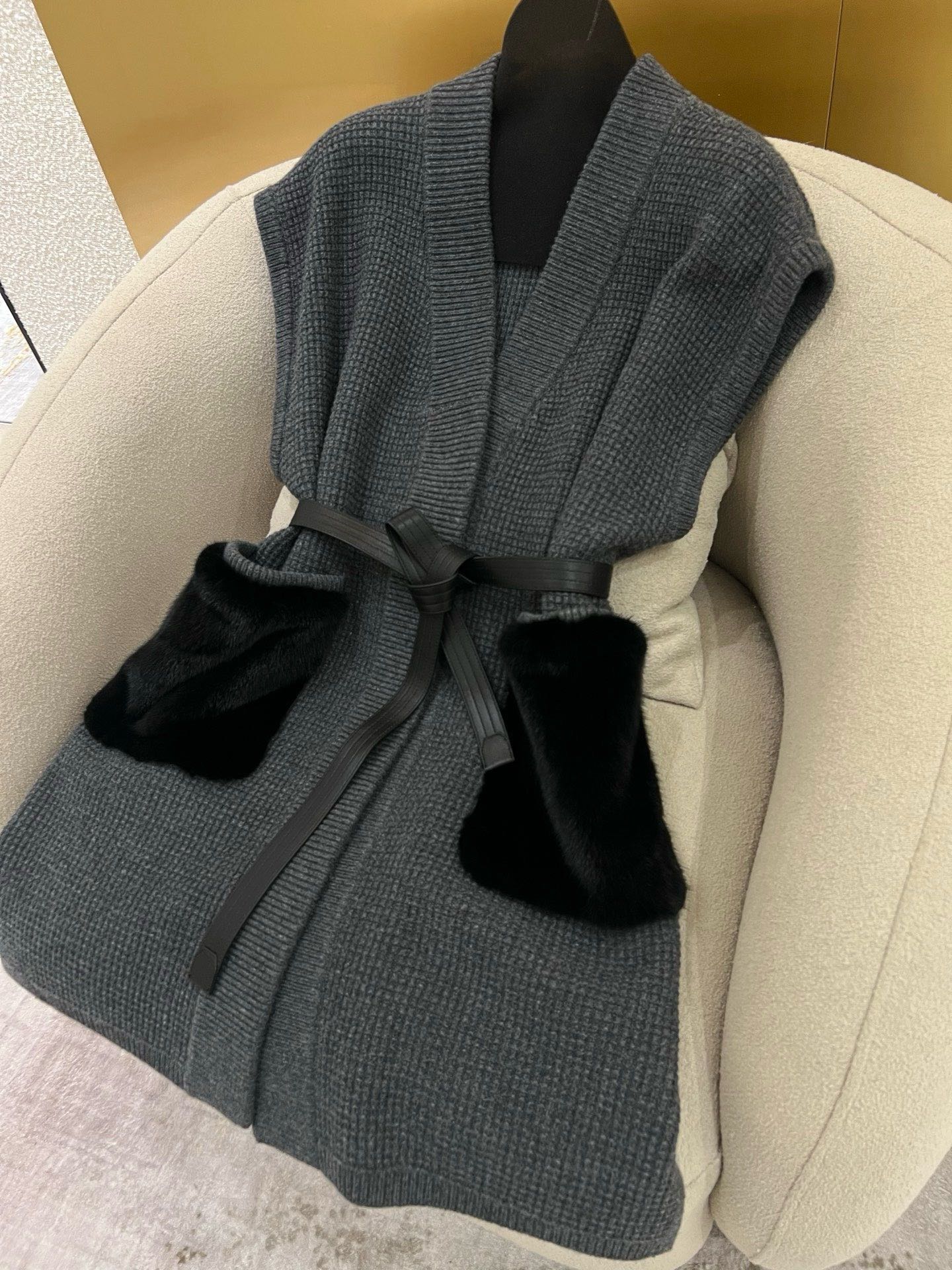 Elegant Mink Fur Patchwork Knitted Vest Coat - Luxurious & Fashionable 3 i1759829770 2324 4