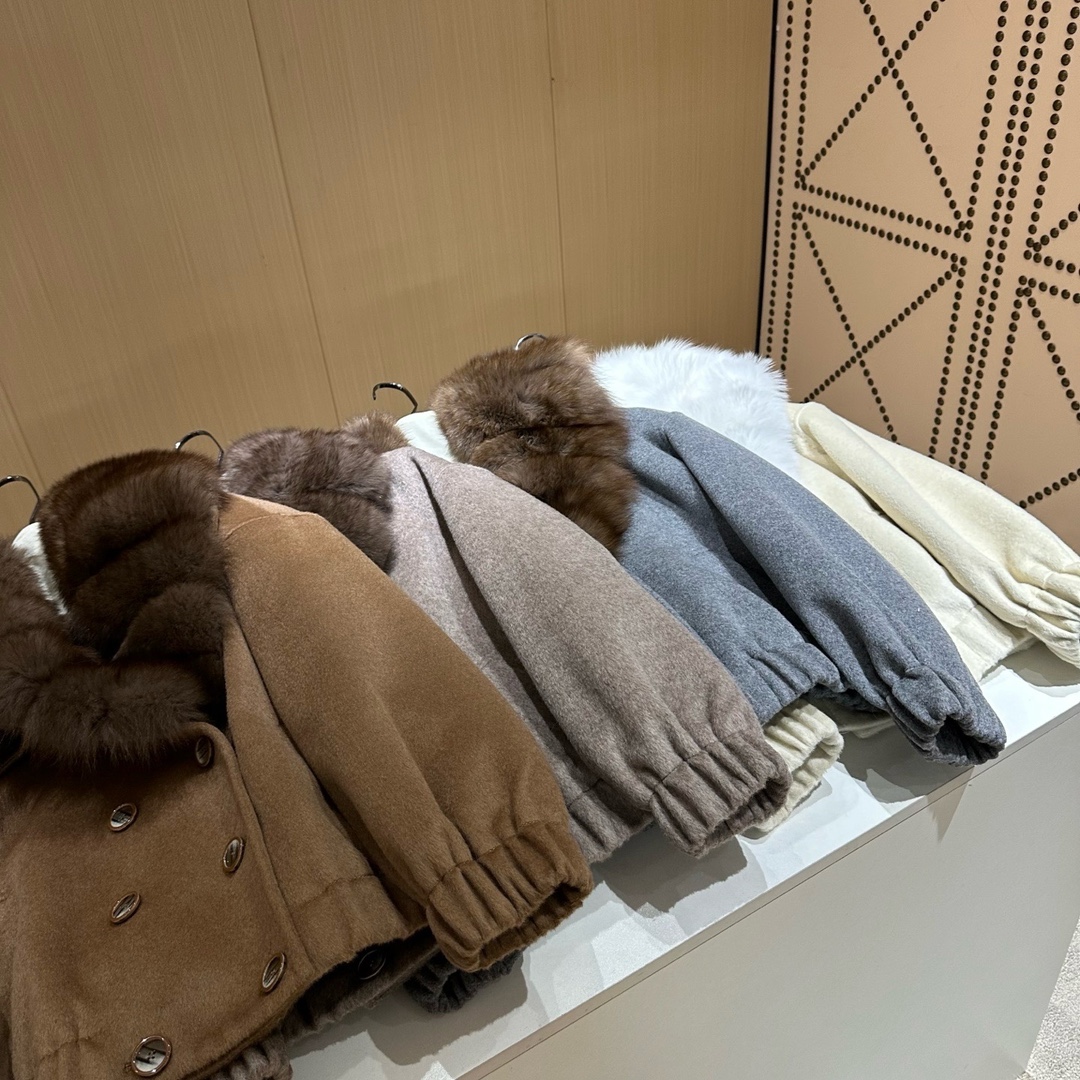 Fendi Wool Coat with Fox Fur Collar, Detachable, Versatile Style 9 i1762228727 4524 5