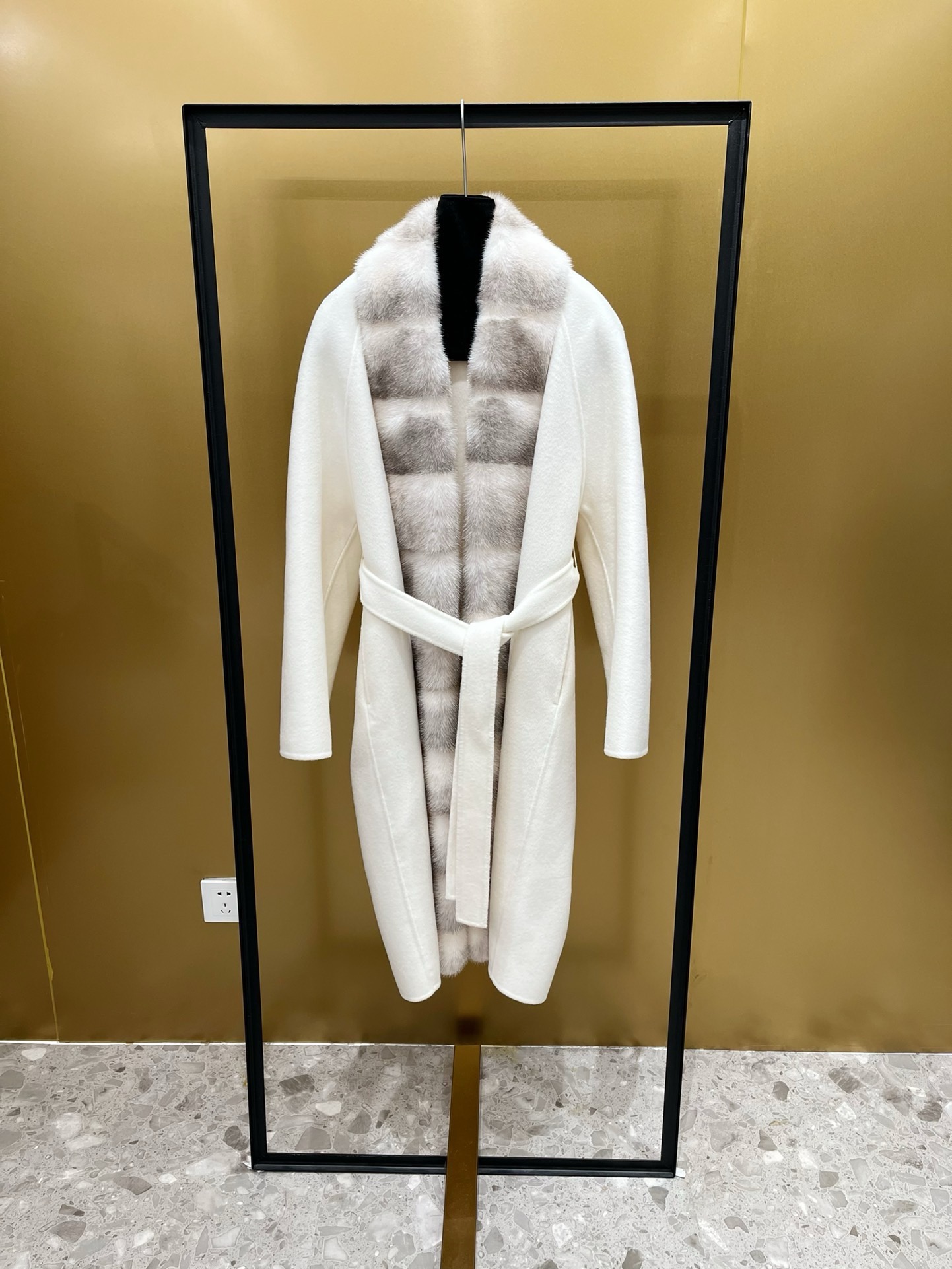 Elegant Double-Faced Wool Cashmere Coat with Mink Fur Collar - Cream White 7 i1764474536 1580 6