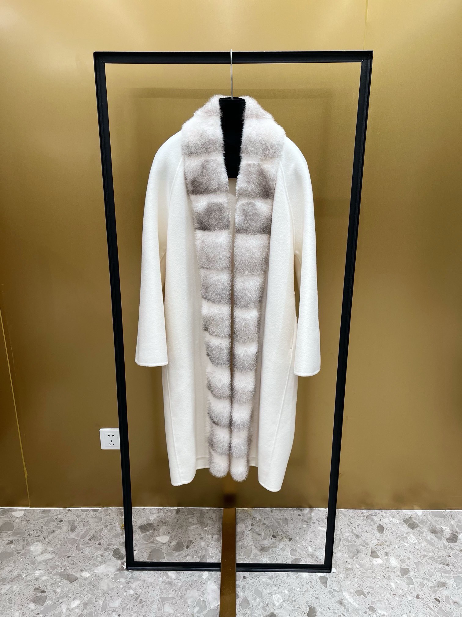 Elegant Double-Faced Wool Cashmere Coat with Mink Fur Collar - Cream White 5 i1764474536 5522 0