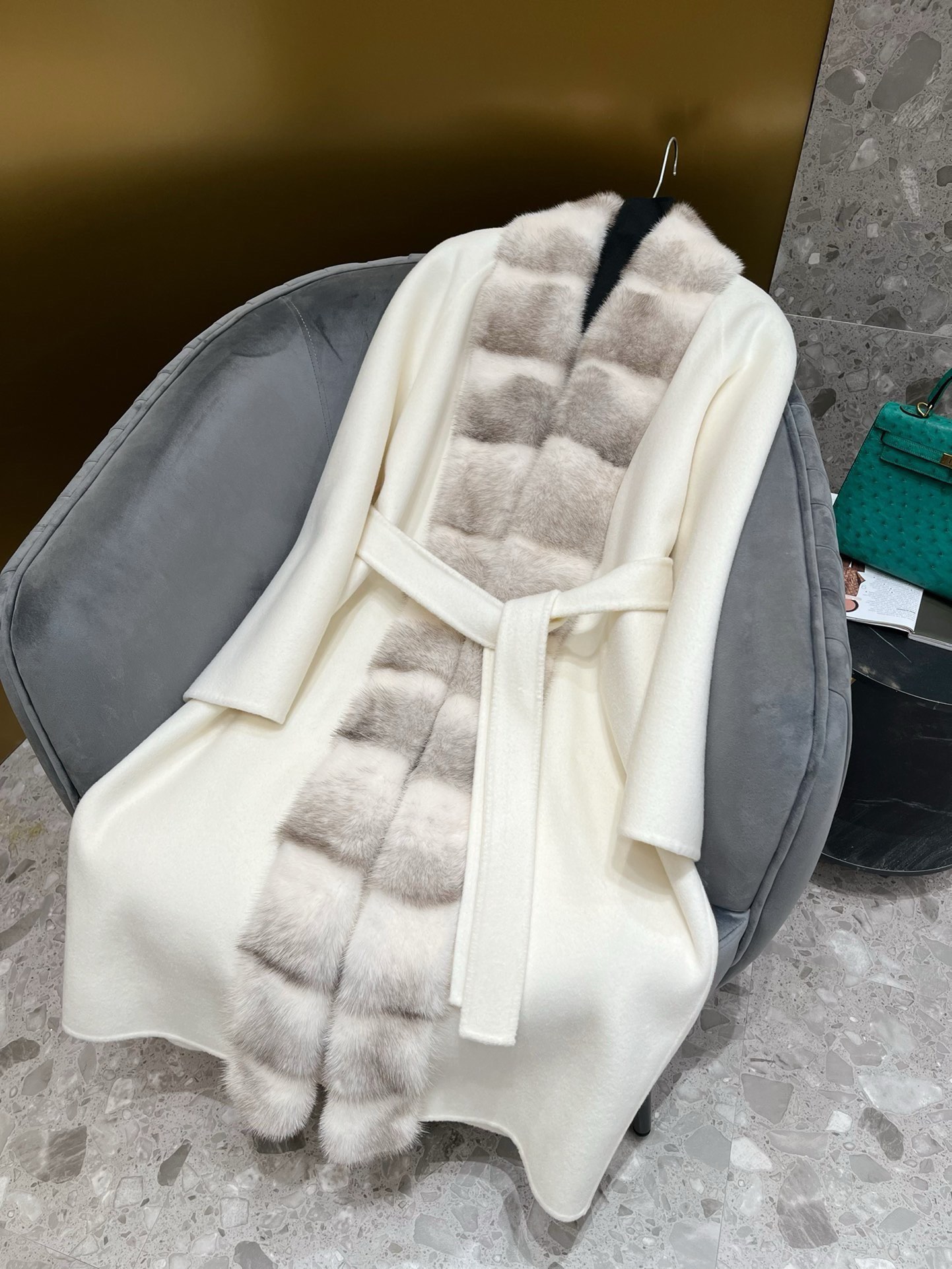 Elegant Double-Faced Wool Cashmere Coat with Mink Fur Collar - Cream White 10 i1764474536 5589 3