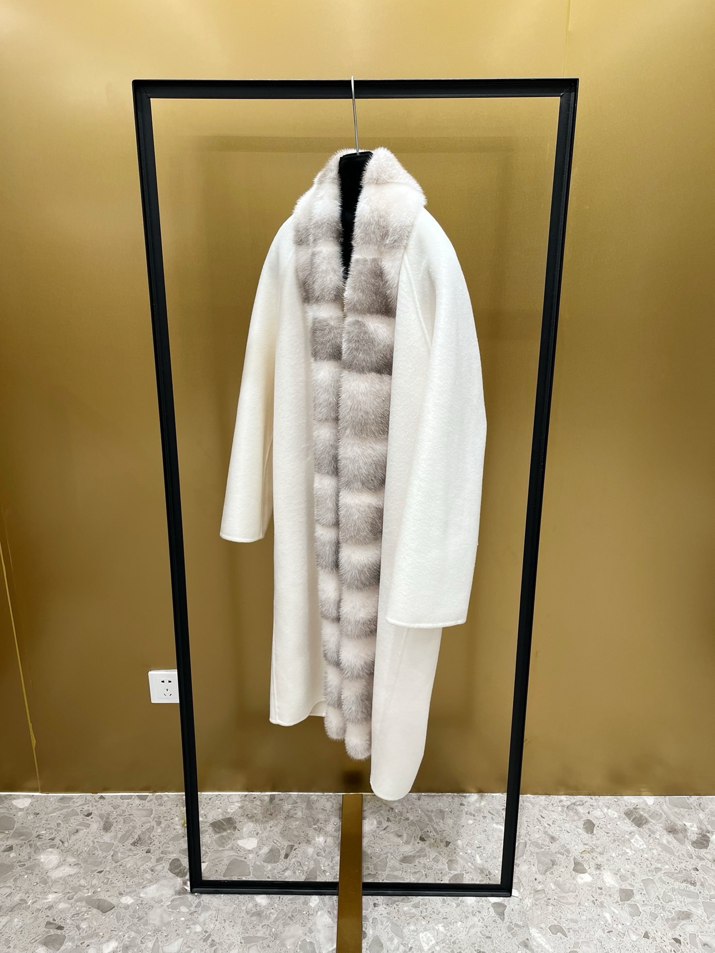 Elegant Double-Faced Wool Cashmere Coat with Mink Fur Collar - Cream White 6 i1764474536 846 1