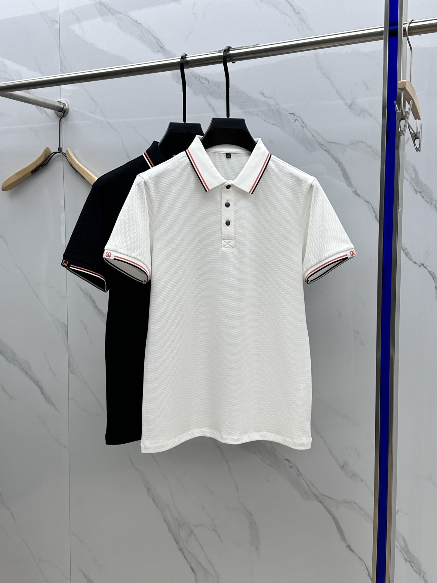 NO:502901,LOEWE LOEW24S summer men's POLO, the most beautiful combination, high-end taste, the cuff LOGO is very eye-catching!  !  Customer-supplied mercerized bead floor fabric, skin-friendly and comfortable, breathable and cool, which means versatility!  !  !  !  gao code number M-3XL, loewe, loewe, alexander wang19860909LOEWE 罗意威 LOEW24S夏季男士POLO,最美的搭配 高端品味 袖口LOGO非常打眼！！客供丝光珠地面料 亲肤舒适 透气凉爽 就意味着百搭！！！！gao码数M-3XL,,loewe,loewe,alexander wang,Men's clothing