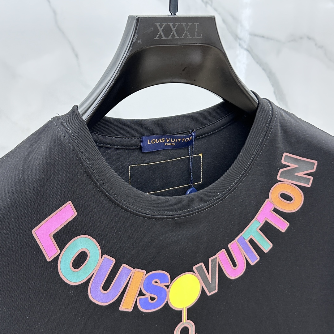 LouisVuitt*路易*登2024春夏全新系列单品上线非常时髦前卫的一款男女同款短袖标识logo图案