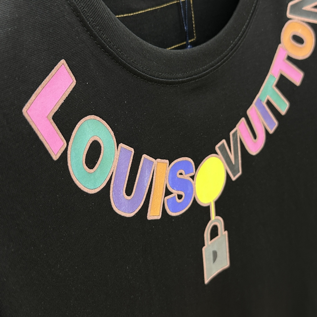 LouisVuitt*路易*登2024春夏全新系列单品上线非常时髦前卫的一款男女同款短袖标识logo图案