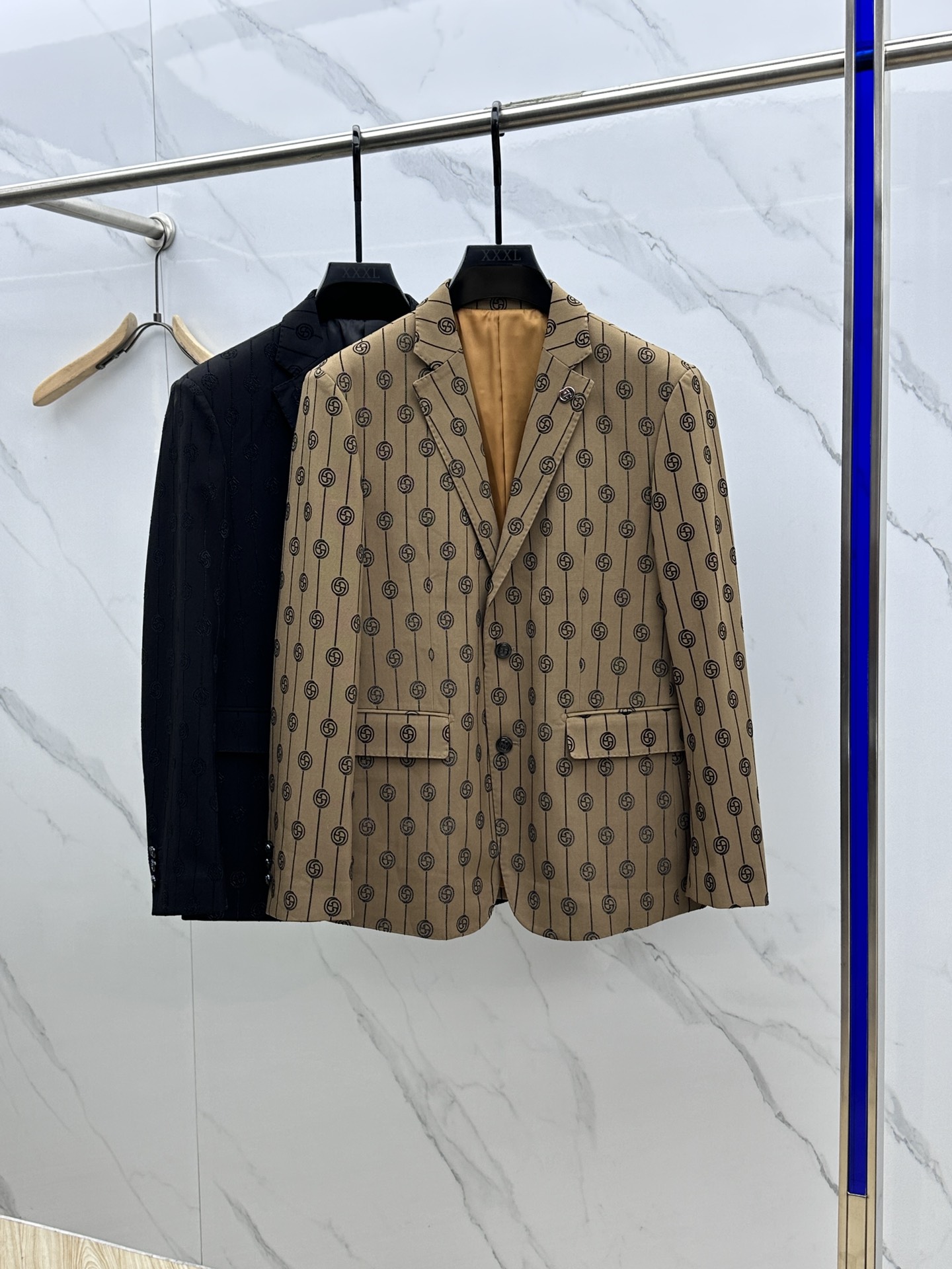 NO:118628,Gucci·Gucci The latest Gucci suit casual jacket in early spring. High-end quality, pattern fabrics and hardware are customized 1:1 in the counter. The jacquard gradient design is breathable and comfortable to make into a fabric. The upper body is handsome and stylish, without any restraint, and the upper body is super comfortable!  The whole piece is super cool and upscale!  The upper body is not thick, showing the fashionable and personalized atmosphere!  Produced by HS Code Number: M-XXXL, gucci, gucci, jackets & coats, business suit, alexander wang19860909Gucci·古驰 早春最新款古驰西装休闲外套 高端品质、版型面料五金都是专柜1:1定制,提花渐变设计、透气舒适合成面料,上身帅气有型,一点不拘束、上身超级舒适！整件超级酷炫上档次！上身不厚重,尽显时尚个性气息！HS出品 码数:M-XXXL,,gucci,gucci,jackets & coats,business suit,alexander wang,Men's clothing