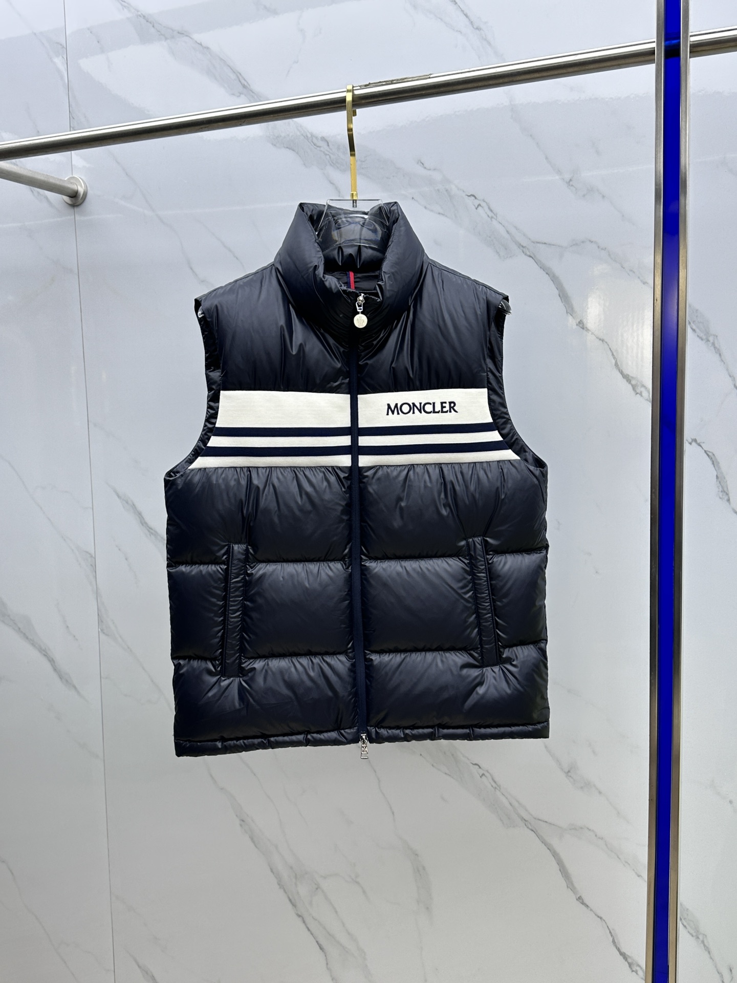 NO:596976,Moncler muzzle 2025ss new fashionable down jacket stand collar vest for autumn and winter, top winter hot down jacket, classic logo popular warm down jacket, 90# white goose down filling, every detail shows craftsmanship, enough advanced structural tailoring design changes to show men's diverse image changes, slim fit, tailoring, to meet the current popular multi-layered outfits, versatile style for life!  hs size 48-56,,Moncler,jackets & coats,down jacket,alexander wang19860909Moncler蒙口 2025ss秋冬新款时尚羽绒外套立领马甲,冬季顶级爆款羽绒服,经典logo爆款保暖羽绒服,90#白鹅绒填充,处处细节显工艺足够的高级结构性剪裁的设计改变来展现男士多样的形象变化,修身利落、剪裁合体,满足时下正流行的多层次穿搭,生活百搭款式！hs 码数48-56,,Moncler,jackets & coats,down jacket,alexander wang,Men's clothing
