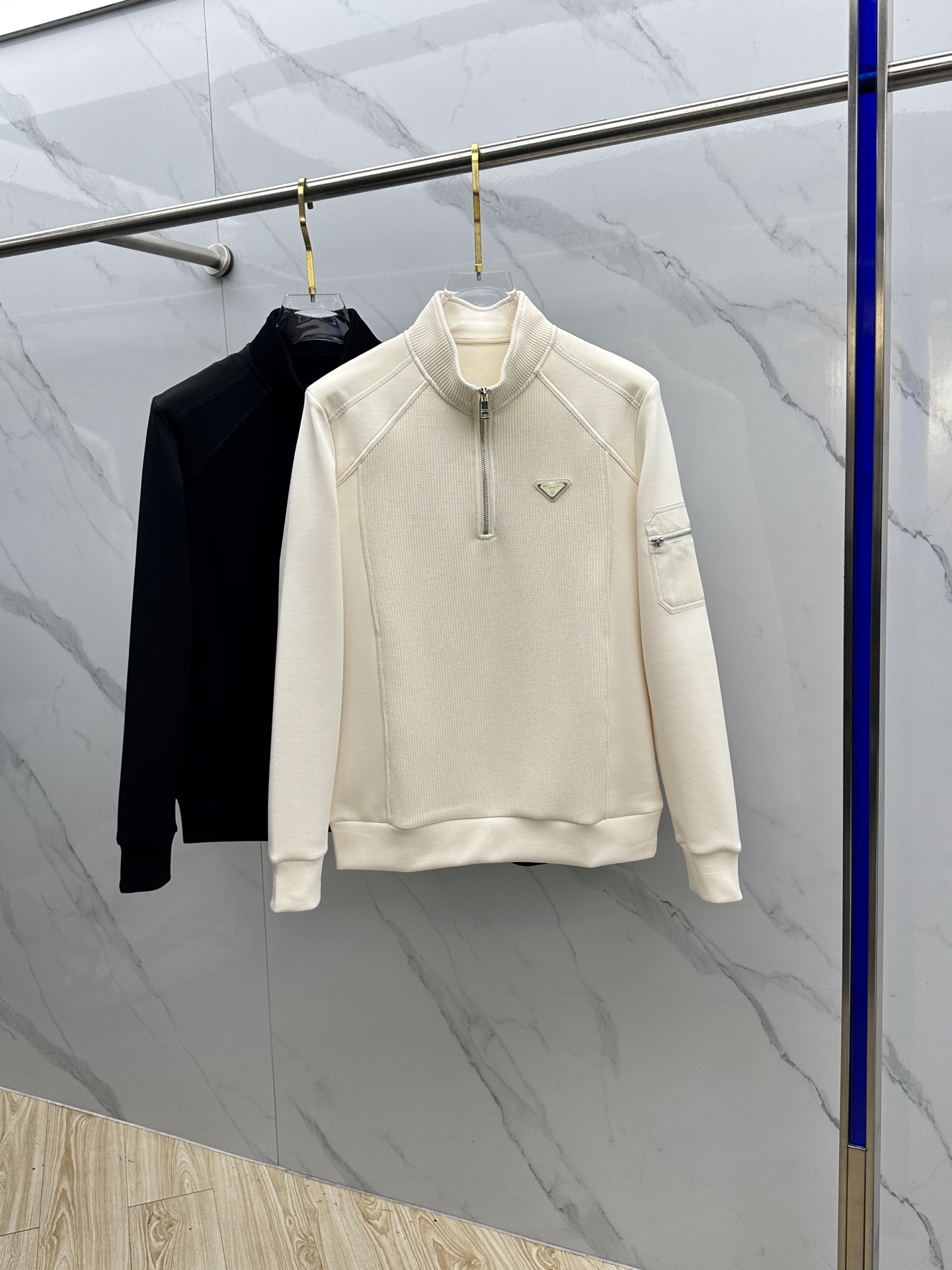 NO:647054,Prada 2025 Autumn and Winter Wool Blended Half-Zip Stand Collar Knitted Spliced Sweatshirt. The zipper logo on the arms highlights the texture in the details. The overall design of the upper body is fashionable and gives a modern sense of fit. The collar slightly fits the neck, making the overall upper body more youthful and fashionable. The fabric is made of custom-woven wool blend material and is easy to care for. The surface has a wool texture. The upper body is comfortable and warm. It looks high-end and has a good crisp feeling at the same time. 023  Size M-3XL,,prada,prada,hoodie,sweatshirts,alexander wang19860909Prada普拉达 2025秋冬羊毛混纺半拉链立领针织拼接卫衣 手臂口袋拉链标志,细节上凸显质感 整体设计上身时尚而赋予现代气息感合体的剪裁,领口微微贴合颈部,让整体上身更显年轻时尚 , 面料采用客供定织羊毛混纺材质 有着易打理的特点 表面有着羊毛质感 上身舒适保暖 ,显高档的同时 又有很好挺括感023 尺码M-3XL,,prada,prada,hoodie,sweatshirts,alexander wang,Men's clothing