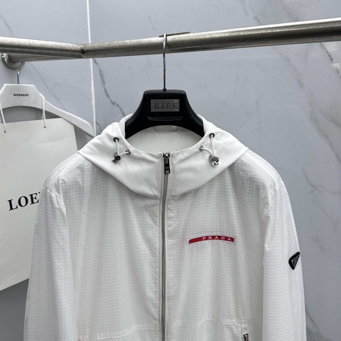 🆕Prada普拉达 2026早春系列，最新时尚连帽夹克外套.处处细节显工艺足够的高级 结构性剪裁的设计改