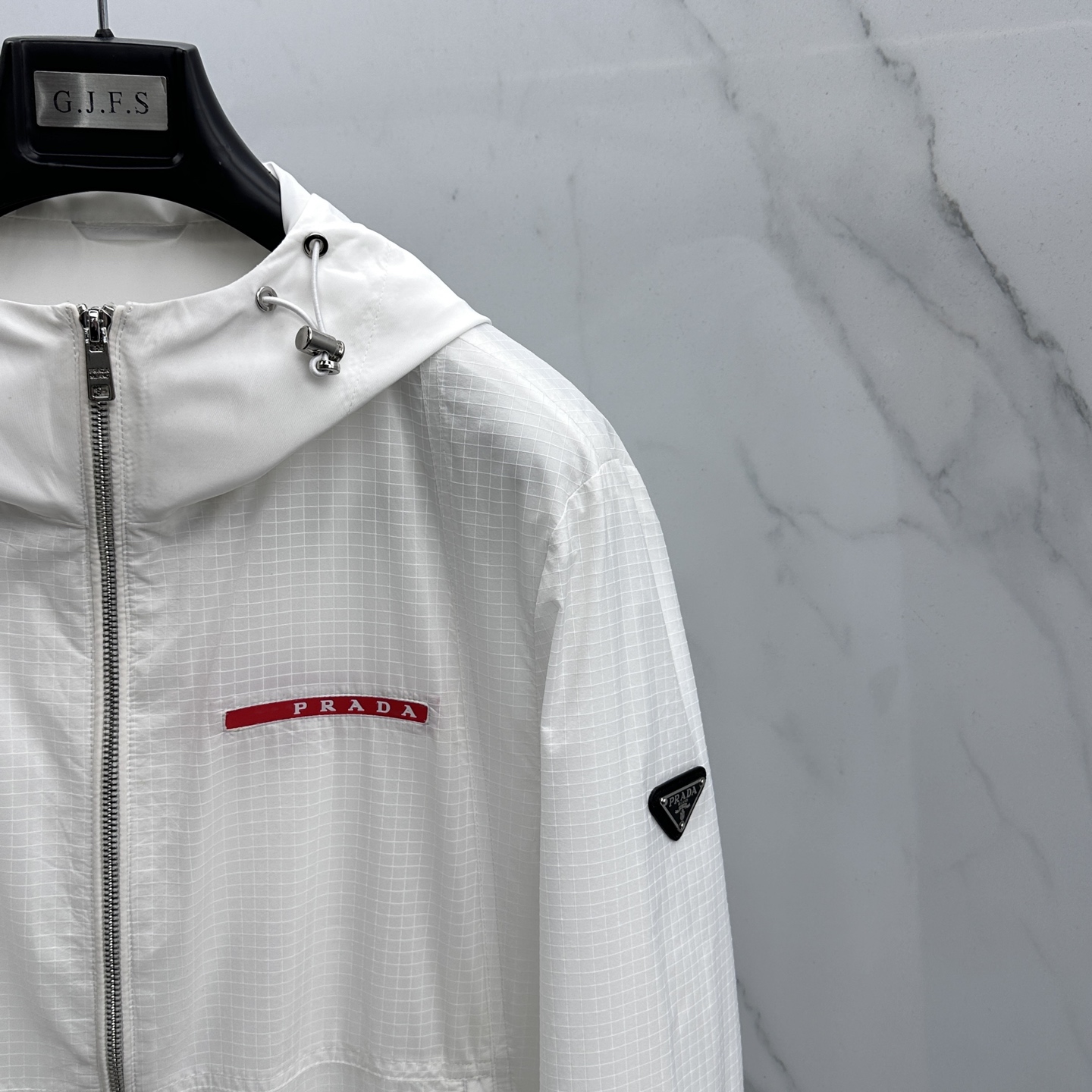 🆕Prada普拉达 2026早春系列，最新时尚连帽夹克外套.处处细节显工艺足够的高级 结构性剪裁的设计改