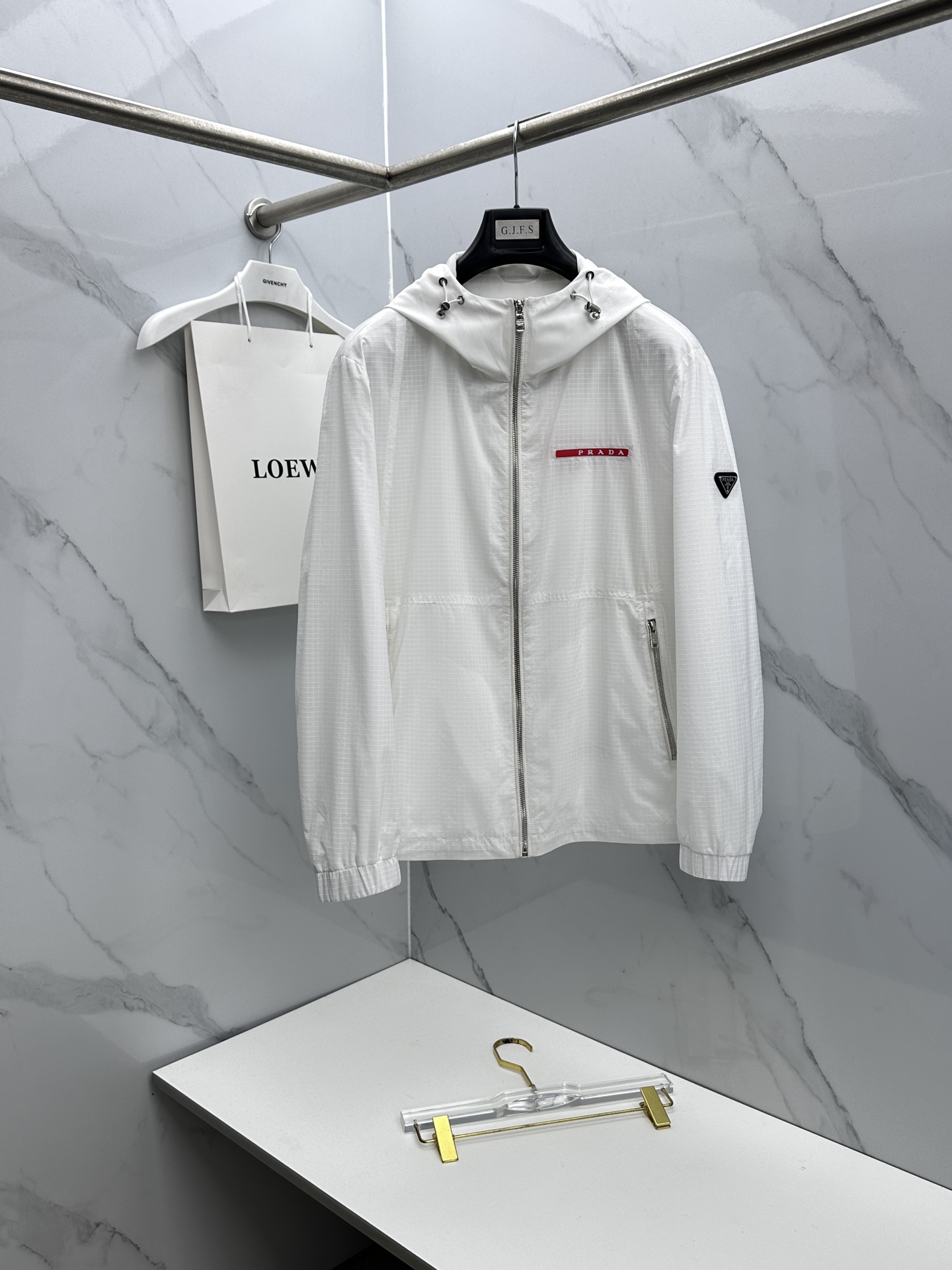 🆕Prada普拉达 2026早春系列，最新时尚连帽夹克外套.处处细节显工艺足够的高级 结构性剪裁的设计改