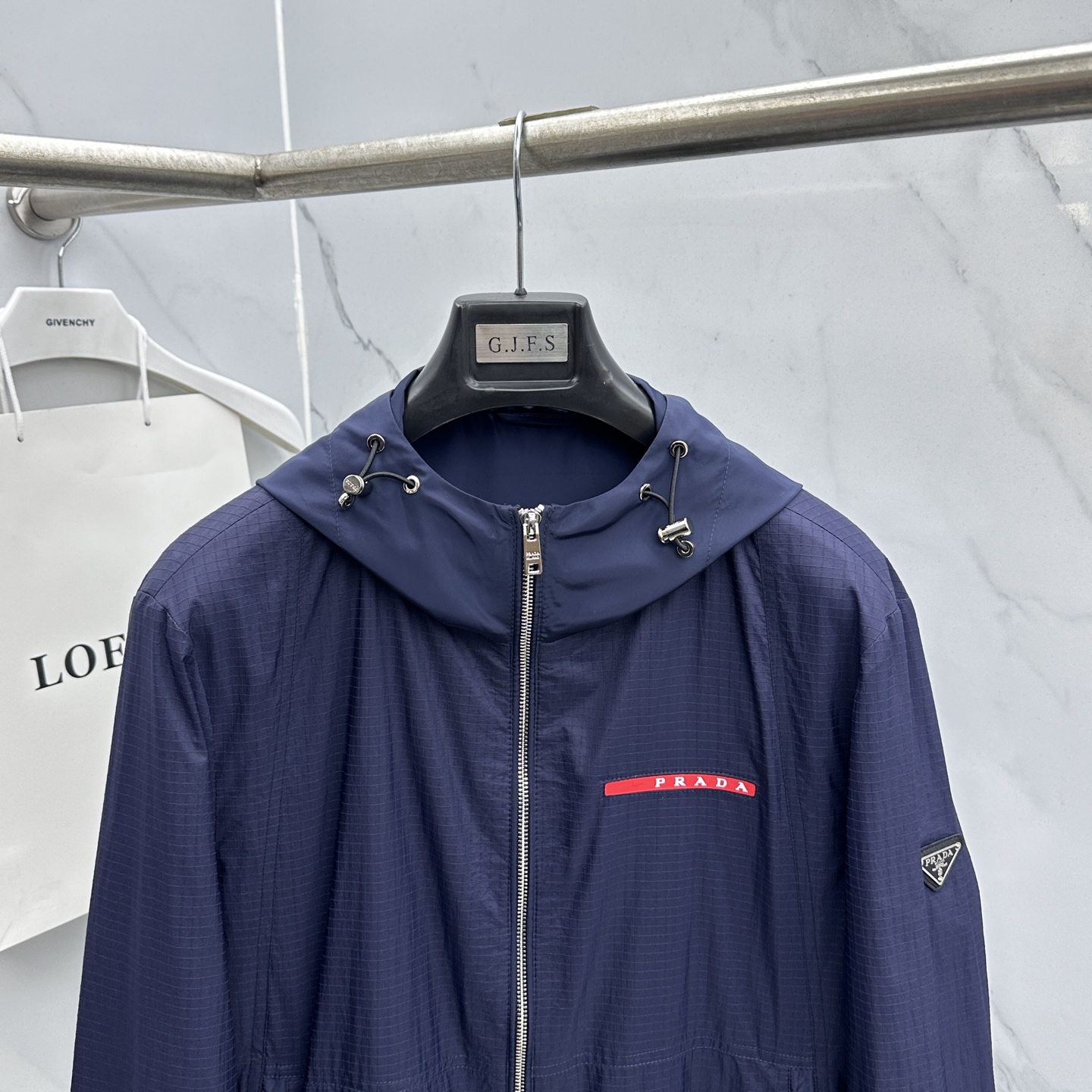 🆕Prada普拉达 2026早春系列，最新时尚连帽夹克外套.处处细节显工艺足够的高级 结构性剪裁的设计改