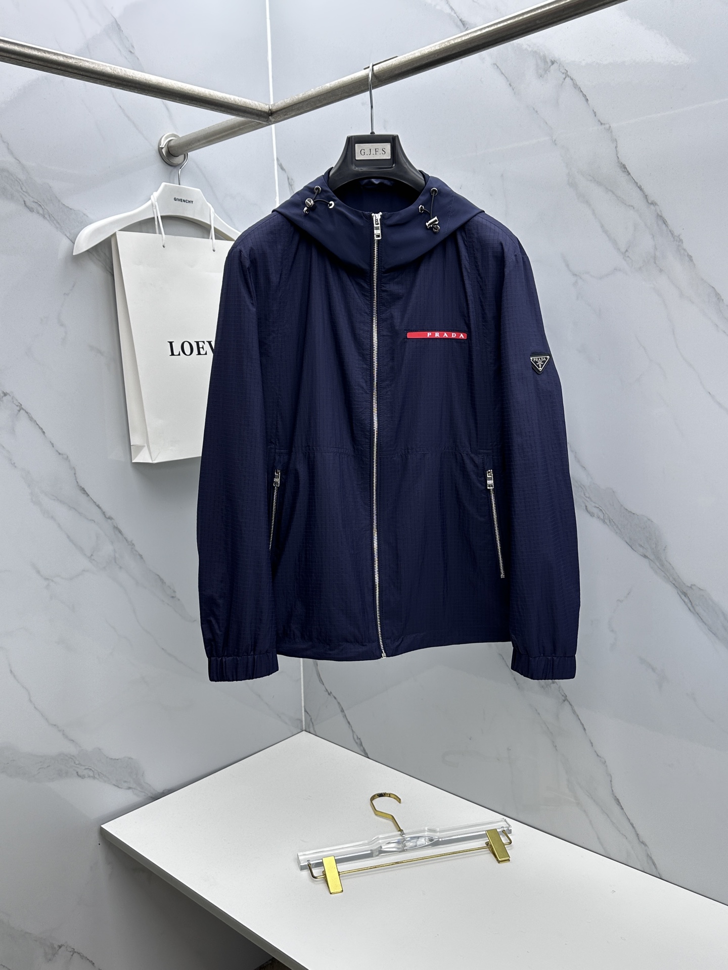 🆕Prada普拉达 2026早春系列，最新时尚连帽夹克外套.处处细节显工艺足够的高级 结构性剪裁的设计改