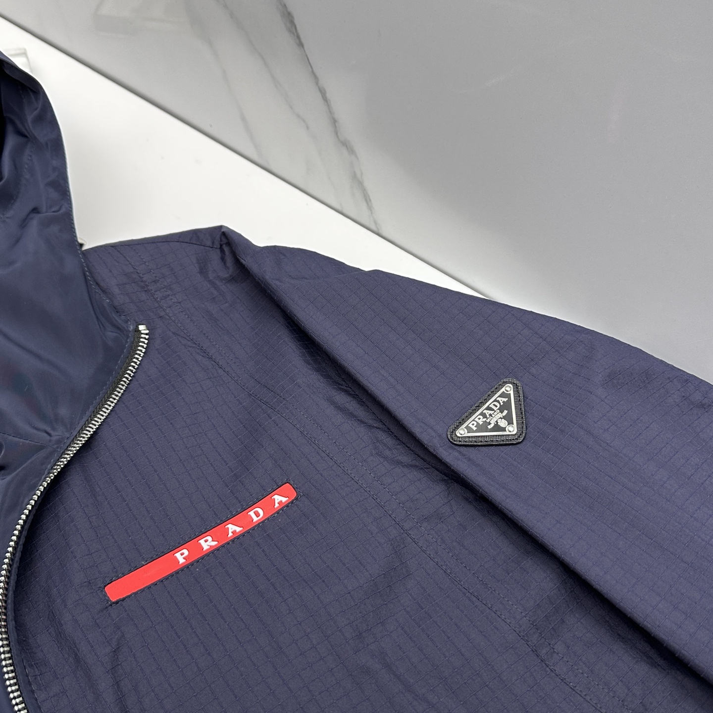 🆕Prada普拉达 2026早春系列，最新时尚连帽夹克外套.处处细节显工艺足够的高级 结构性剪裁的设计改