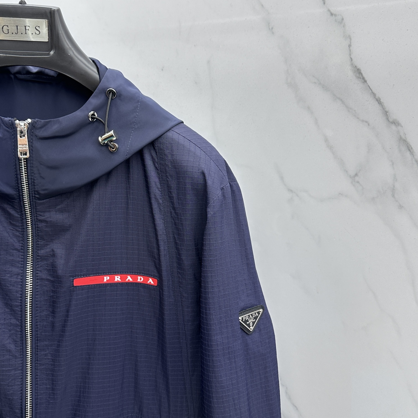 🆕Prada普拉达 2026早春系列，最新时尚连帽夹克外套.处处细节显工艺足够的高级 结构性剪裁的设计改