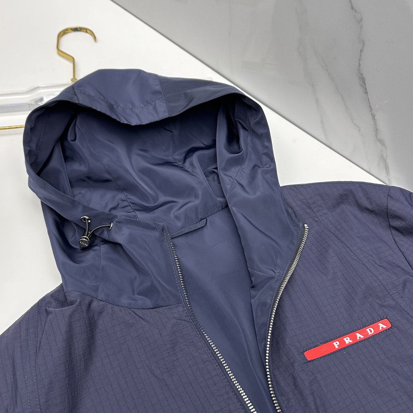 🆕Prada普拉达 2026早春系列，最新时尚连帽夹克外套.处处细节显工艺足够的高级 结构性剪裁的设计改