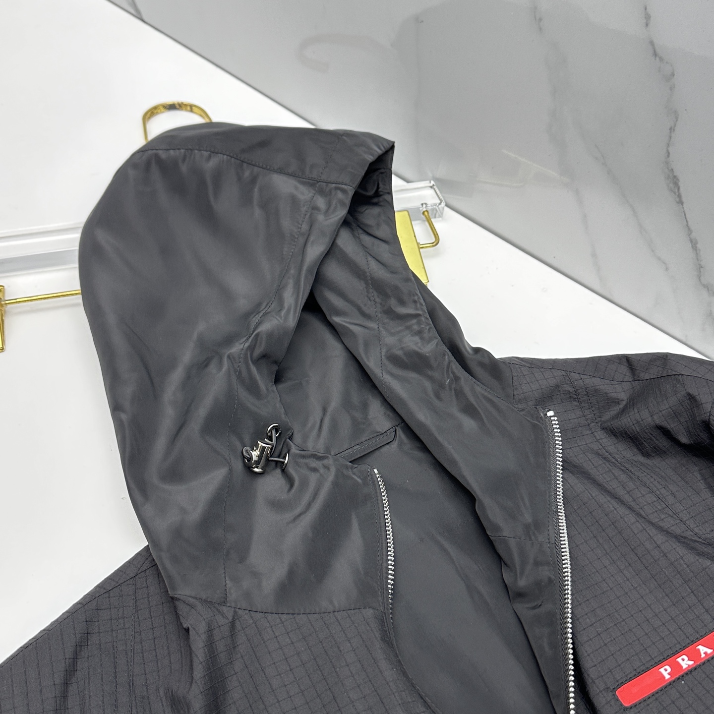 🆕Prada普拉达 2026早春系列，最新时尚连帽夹克外套.处处细节显工艺足够的高级 结构性剪裁的设计改