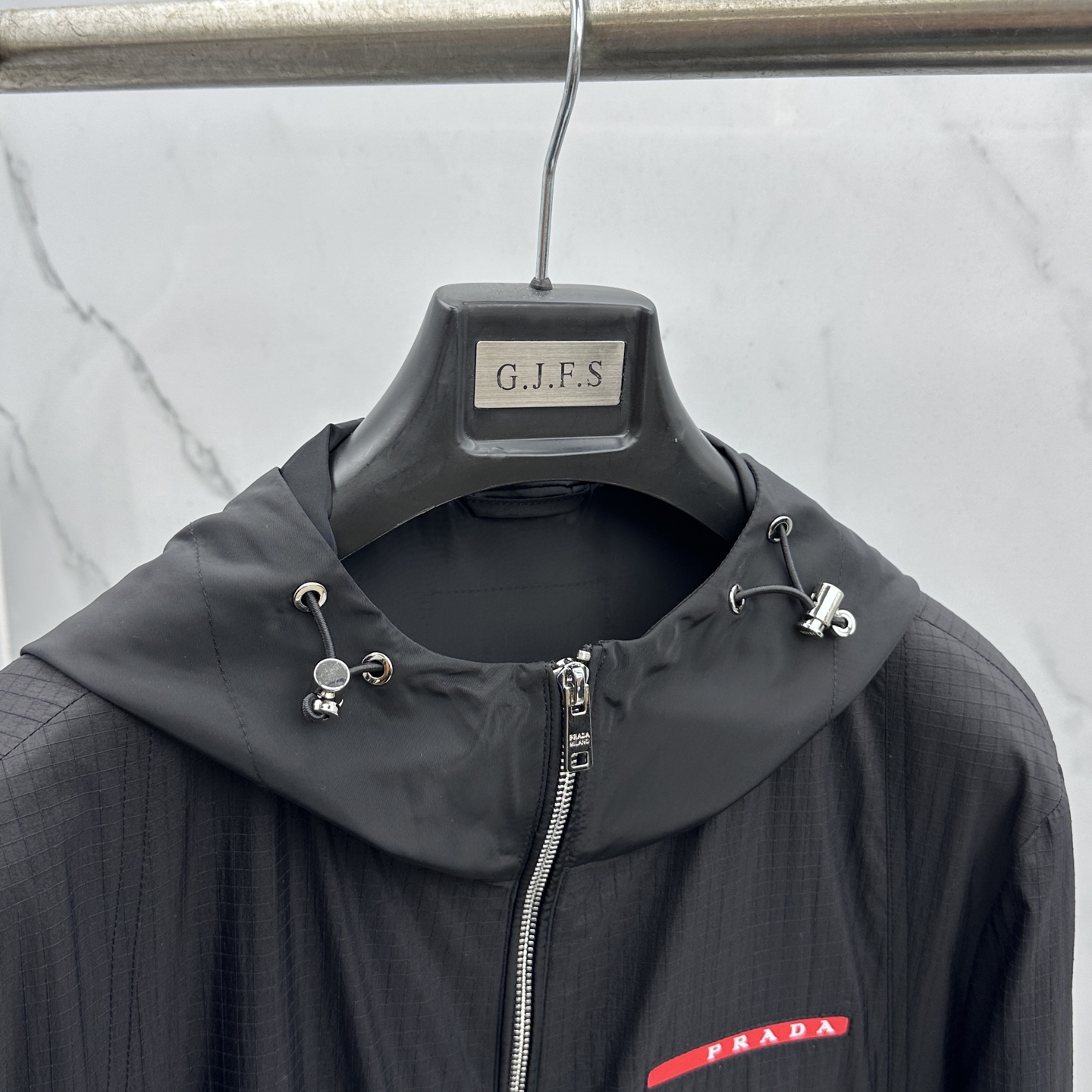 🆕Prada普拉达 2026早春系列，最新时尚连帽夹克外套.处处细节显工艺足够的高级 结构性剪裁的设计改