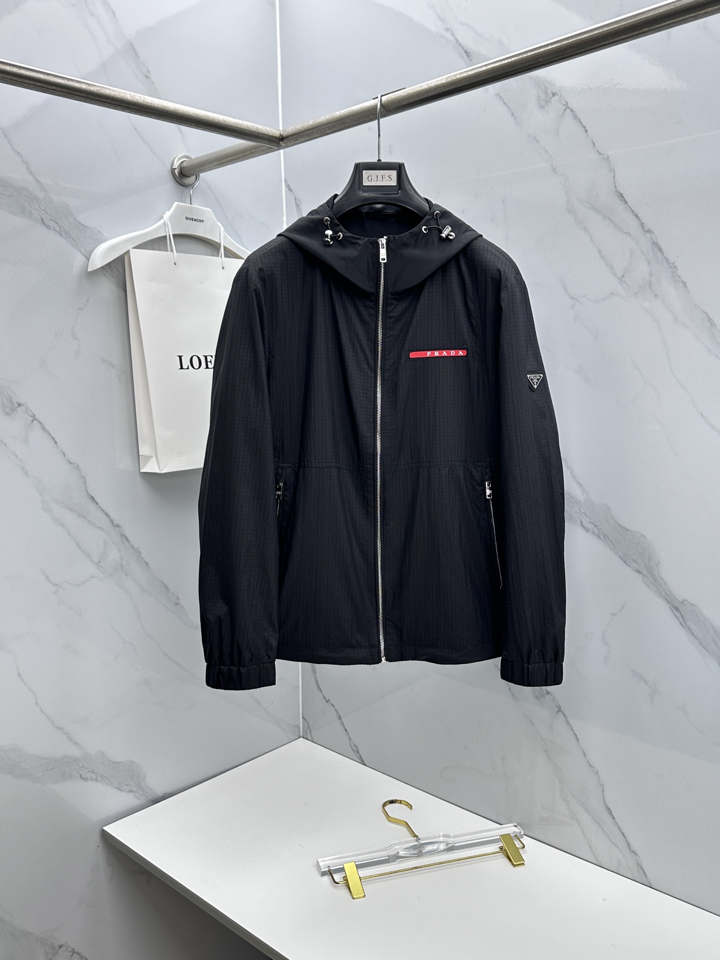 🆕Prada普拉达 2026早春系列，最新时尚连帽夹克外套.处处细节显工艺足够的高级 结构性剪裁的设计改