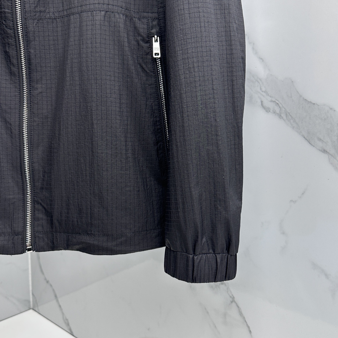 🆕Prada普拉达 2026早春系列，最新时尚连帽夹克外套.处处细节显工艺足够的高级 结构性剪裁的设计改