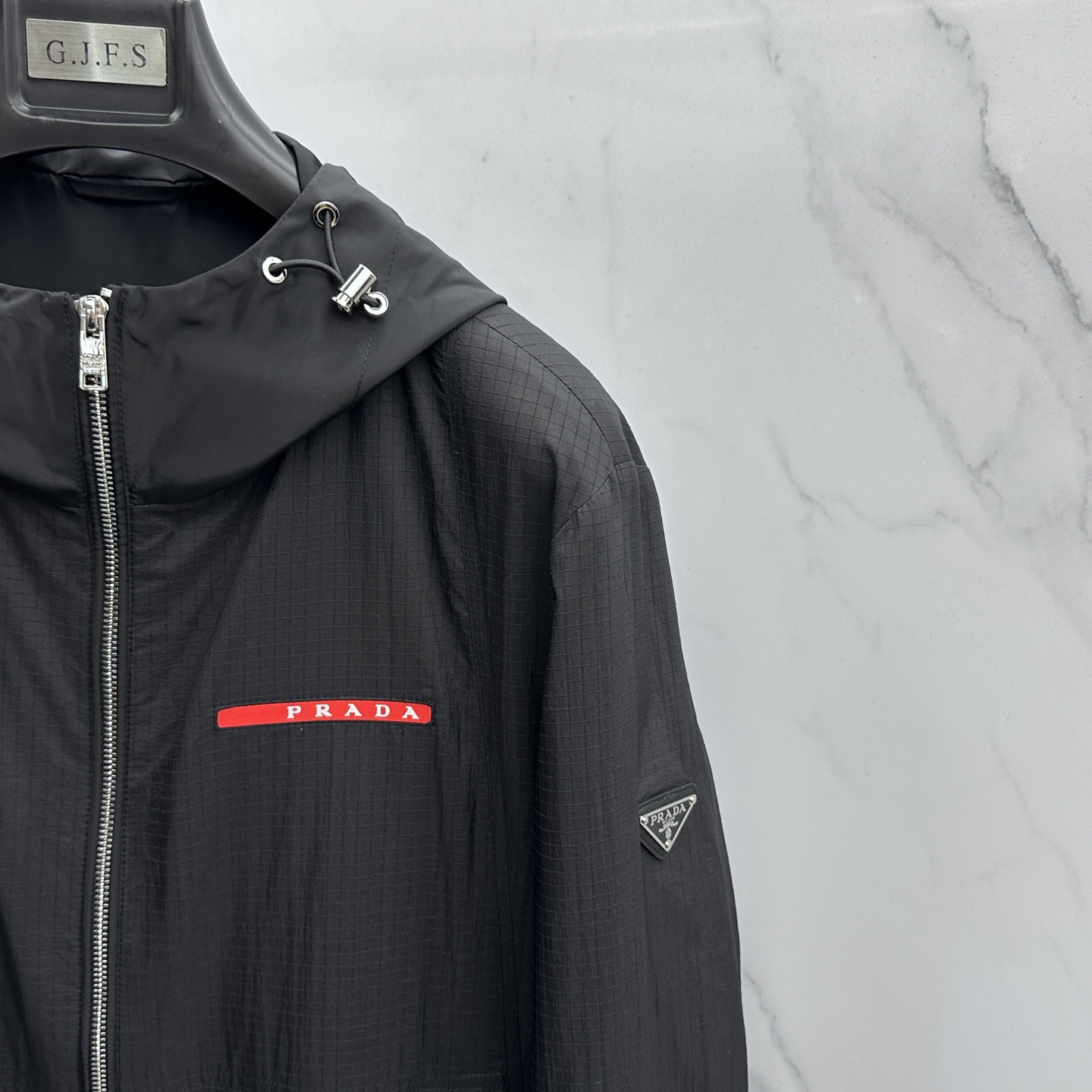 🆕Prada普拉达 2026早春系列，最新时尚连帽夹克外套.处处细节显工艺足够的高级 结构性剪裁的设计改