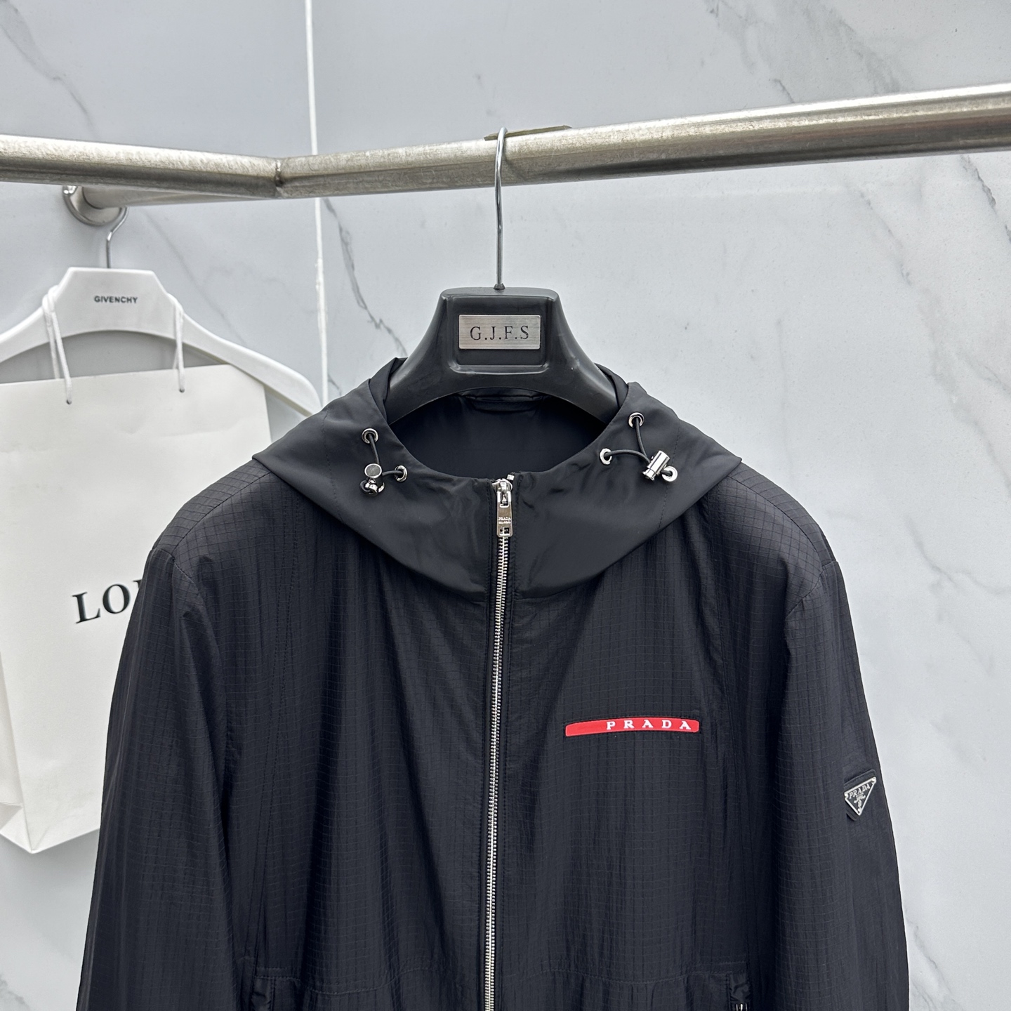 🆕Prada普拉达 2026早春系列，最新时尚连帽夹克外套.处处细节显工艺足够的高级 结构性剪裁的设计改