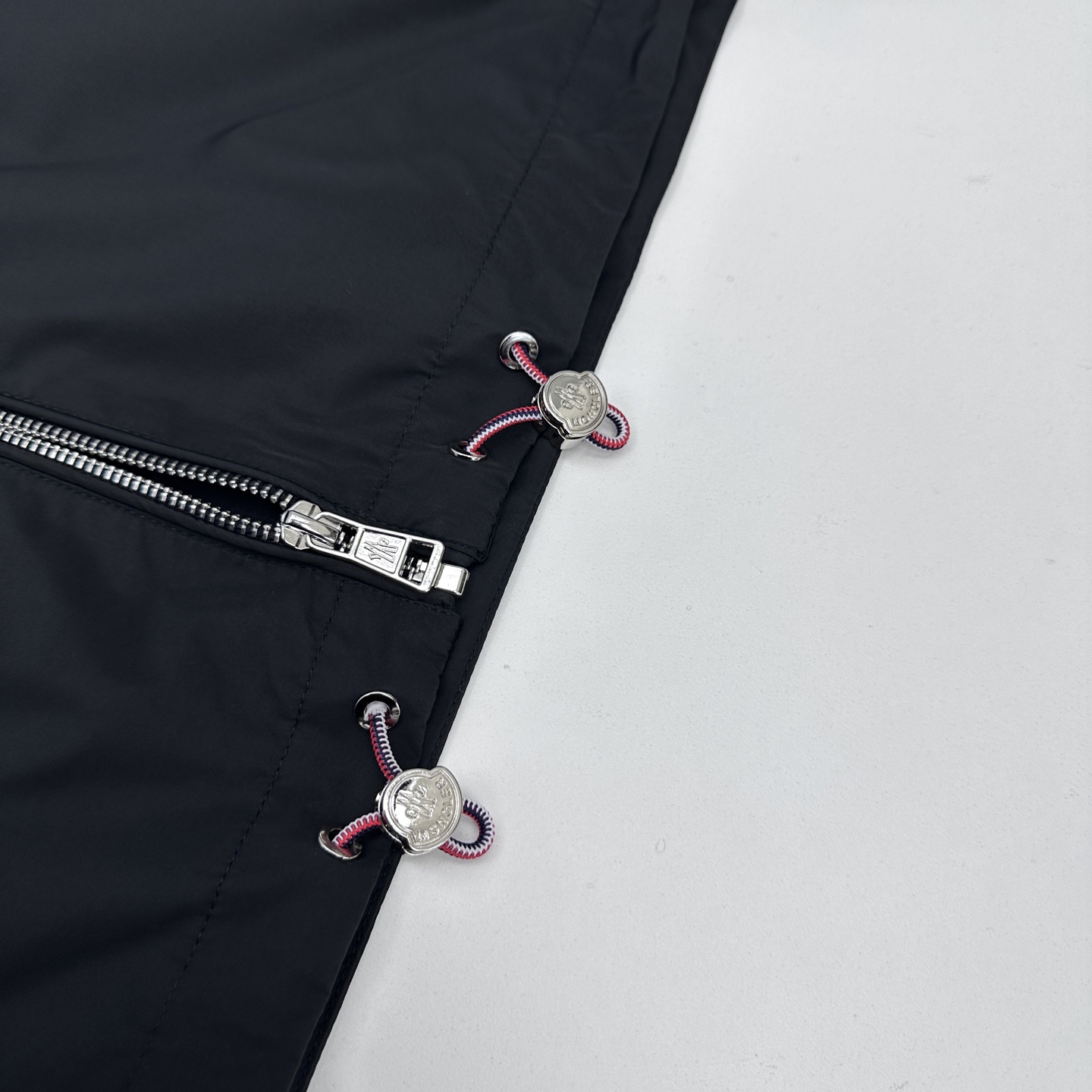 🆕Moncler蒙口 2026早春系列，最新时尚立领夹克外套.处处细节显工艺足够的高级 结构性剪裁的设计