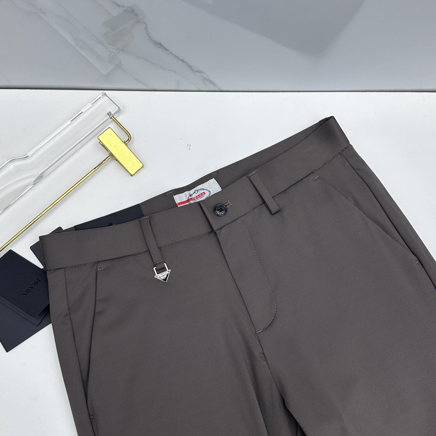 🆕Prada普拉达 春夏新品休闲裤西裤，官网同步发售，裤身工艺设计，客供辅料、面料定制，柔软丝滑，代工厂