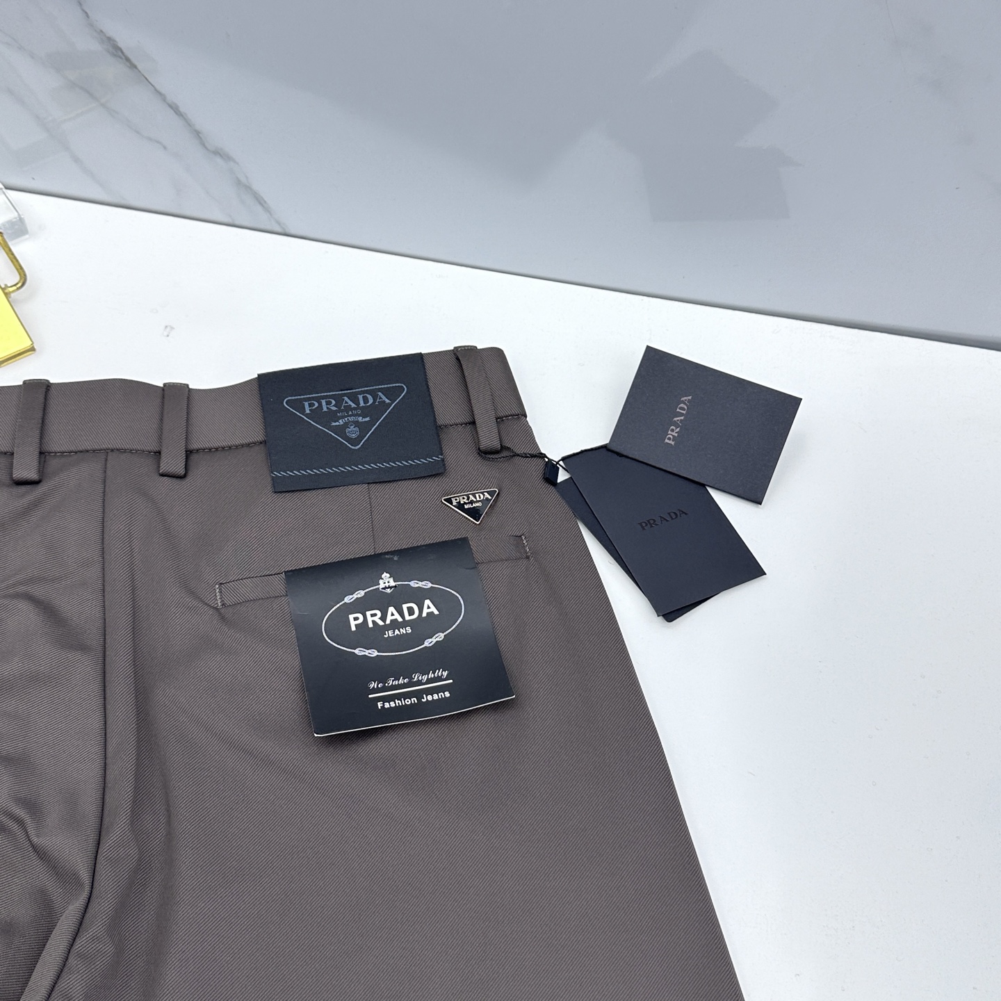 🆕Prada普拉达 春夏新品休闲裤西裤，官网同步发售，裤身工艺设计，客供辅料、面料定制，柔软丝滑，代工厂