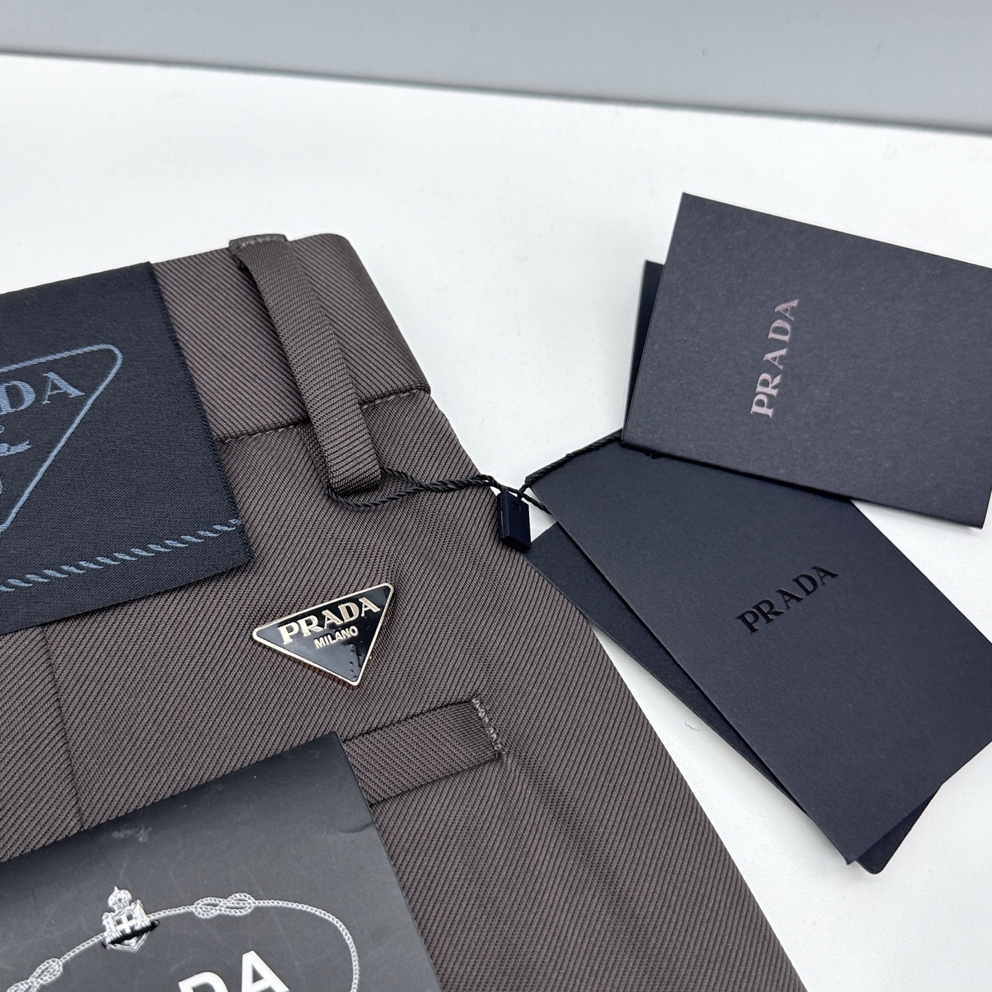 🆕Prada普拉达 春夏新品休闲裤西裤，官网同步发售，裤身工艺设计，客供辅料、面料定制，柔软丝滑，代工厂