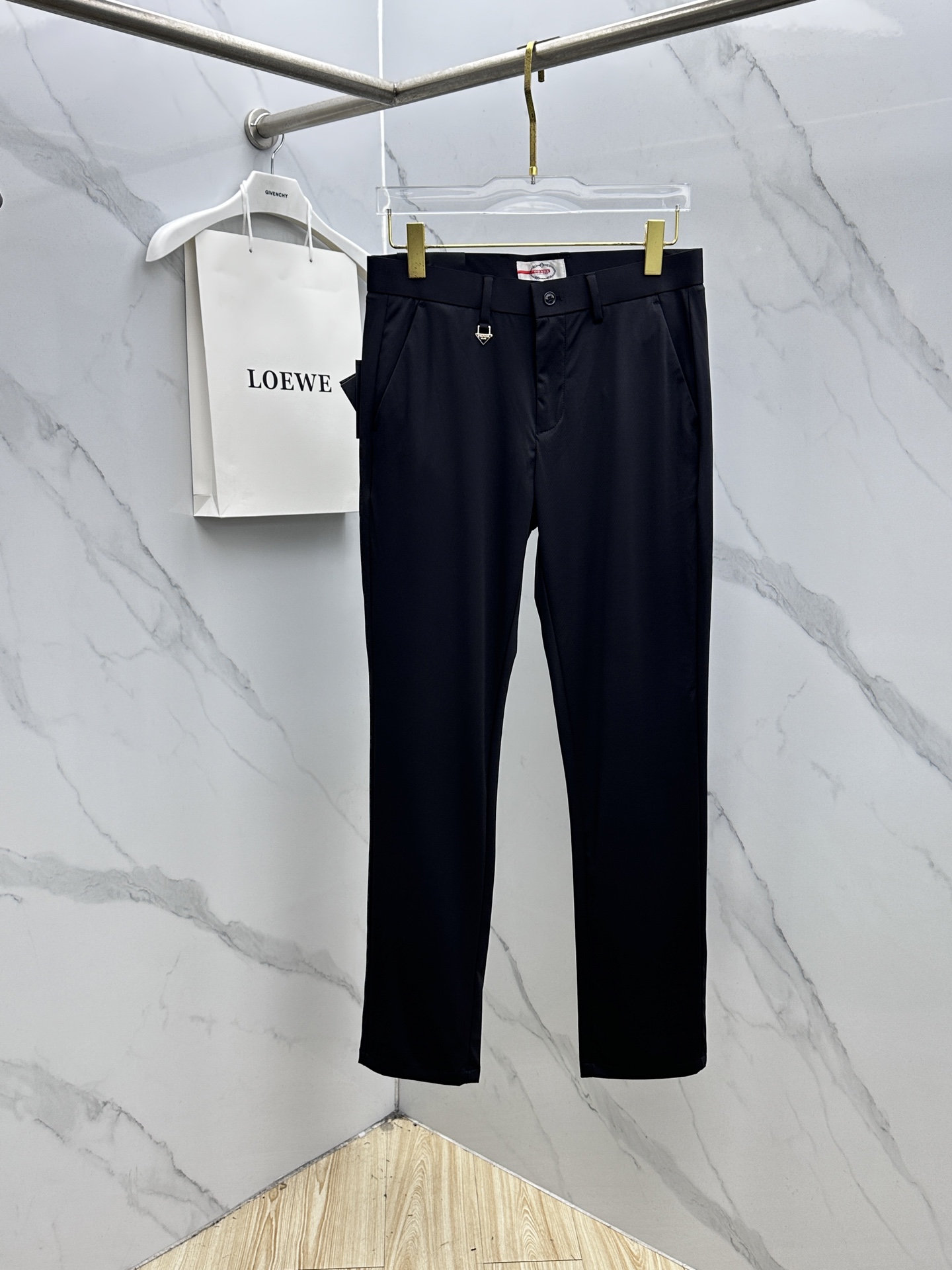 🆕Prada普拉达 春夏新品休闲裤西裤，官网同步发售，裤身工艺设计，客供辅料、面料定制，柔软丝滑，代工厂