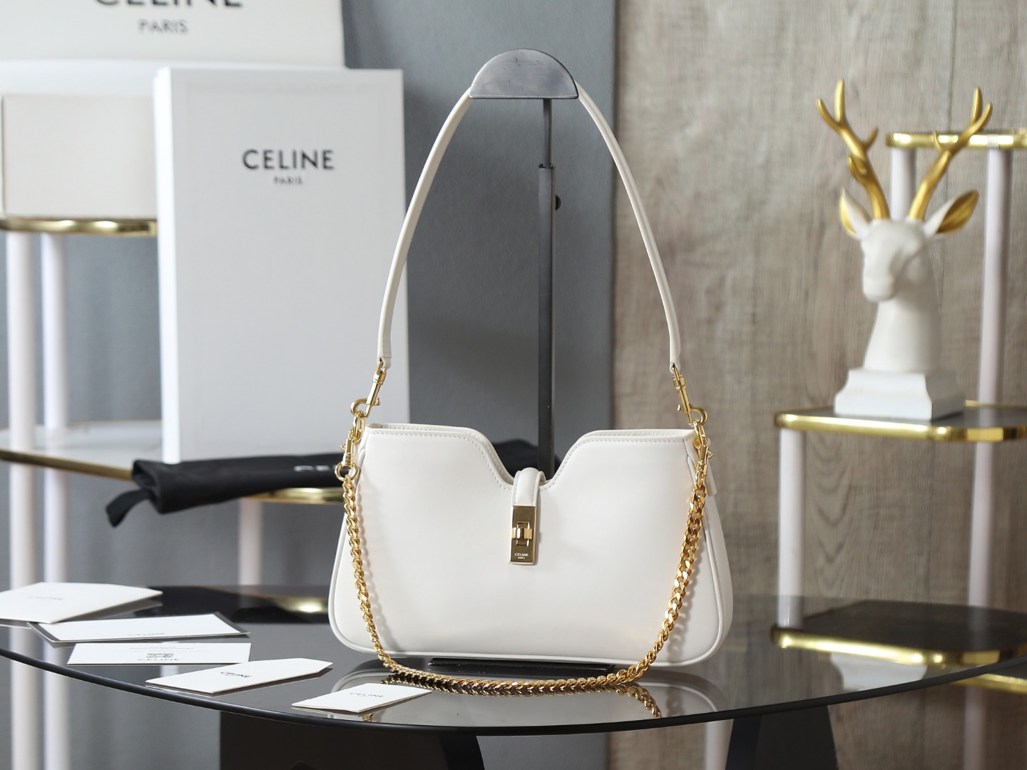 NO:341103,[Excellent quality All-steel hardware] All-steel hardware original leather CE CAMILLE was recently flooded with Ce's new Camille underarm bag!  This bag is a perfect combination of fashion and elegance, and it makes people fall in love with it at a glance!  The classic black, paired with golden locks, reveals a low-key luxury, which can make you fully open your aura in both workplace and daily life!  The leather is delicate and textured, and it makes people love it when touched. The details further demonstrate Celine's exquisite craftsmanship!  Model number 122073 Size 27x4x15cm, Super Celline, Celine19860909【特级品质 全钢五金】 全钢五金原厂皮CE CAMILLE 最近被Ce的新款Camille腋下包狠狠刷屏了！这款包简直是时尚与优雅的完美结合,让人一眼就爱上！ 经典的黑色,搭配金色锁扣,透露出一种低调的奢华感,无论是职场还是日常,都能让你气场全开！ 皮质细腻有质感,摸起来就让人爱不释手,细节之处更是彰显了Celine的精湛工艺！ 款号122073 尺寸27x4x15cm,特级赛琳,celine,celine,Bag