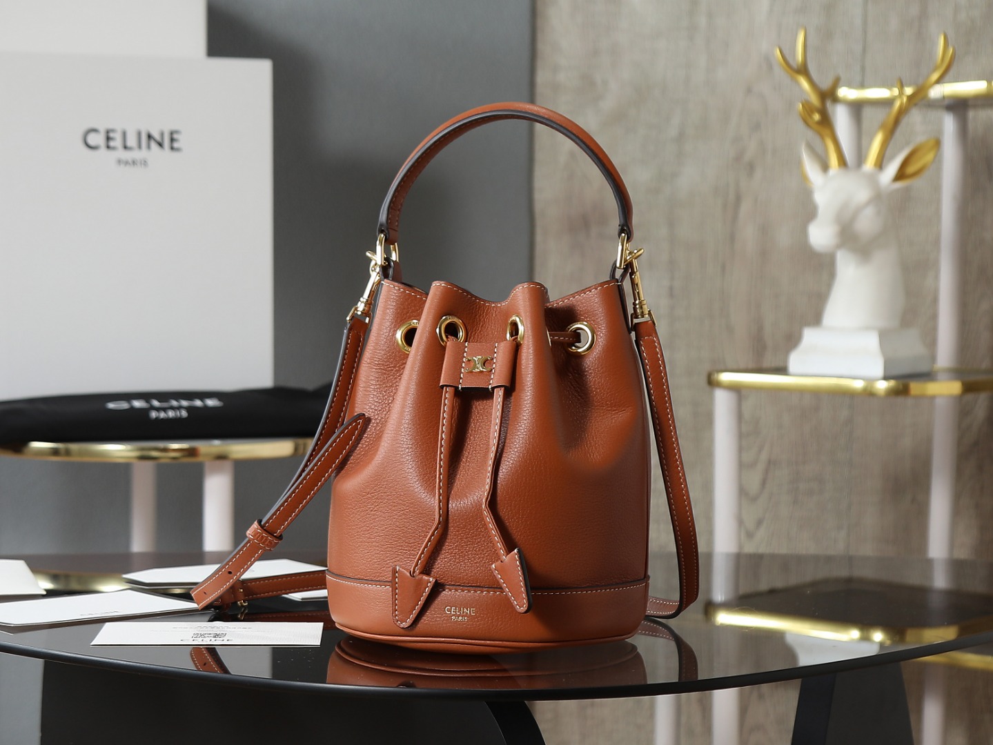 NO:341110,【Excellent quality All-steel hardware】 6.3 X 7.5 X 6.3 in (16 X 19 X 16 cm) Logo printing, cowhide leather edging Fabric lining Hand, shoulder and crossbody Drawstring leather strap with decorative metal texture TRIOMPHE logo 1 main compartment 1 leather handle, length 2.76 in (7 cm) 1 removable and adjustable shoulder strap, minimum length 16 in (41 cm) and maximum length 19 in (48 cm) No. 121672CAS.04LU, special grade celine, cowhide19860909【特级品质 全钢五金】 6.3 X 7.5 X 6.3英寸（16 X 19 X 16厘米） 标志印花,牛皮革包边 织物衬里 手提、肩背和斜挎 抽绳皮革系带,饰有装饰性金属质感TRIOMPHE标志 1个主隔层 1个皮革提手,长度2.76英寸（7厘米） 1条可拆卸和可调节肩带,最小长度16英寸（41厘米）,最大长度19英寸（48厘米） 编号121672CAS.04LU,特级赛琳,celine,cowhide,Bag