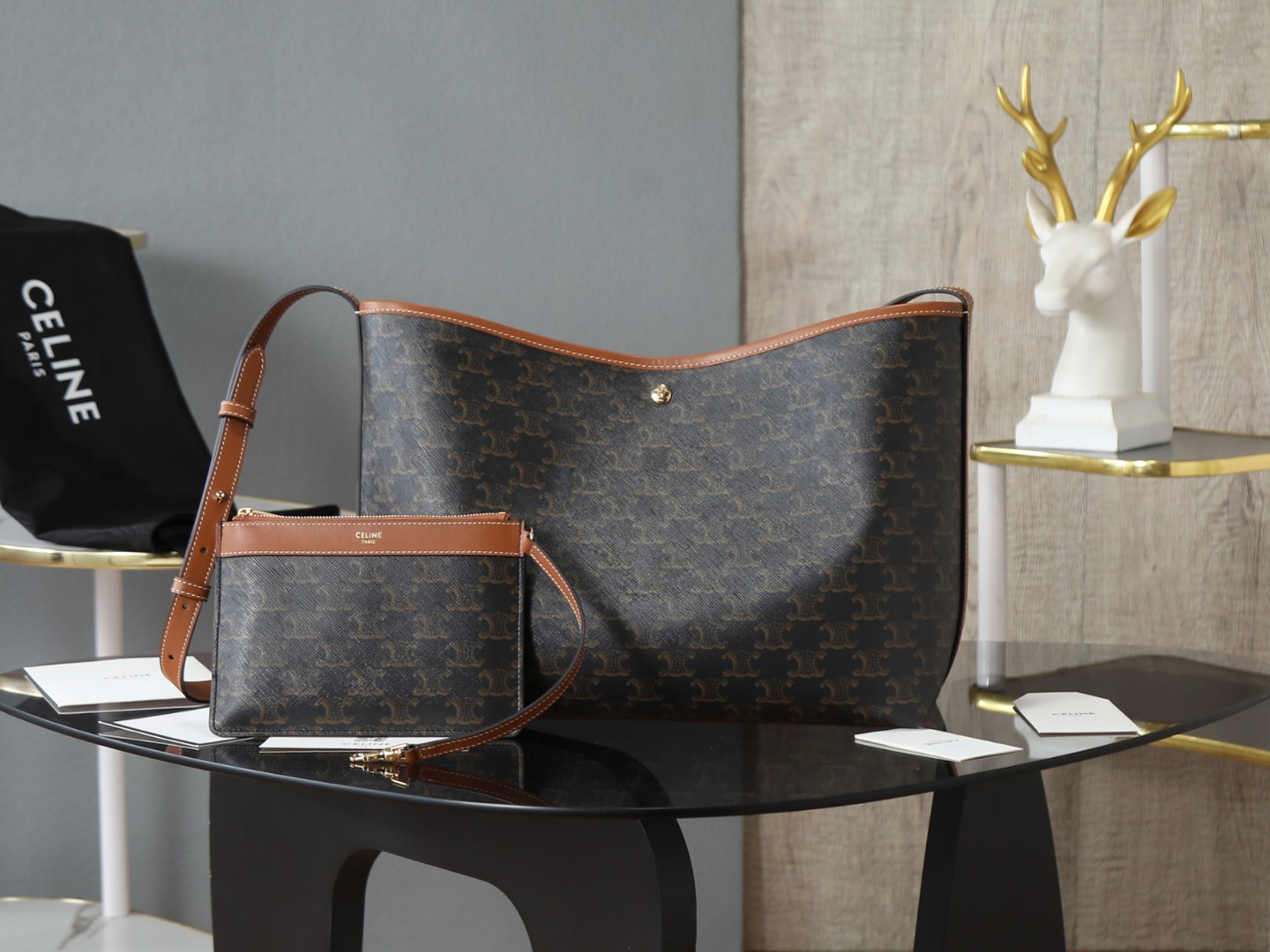 NO:341056,[Excellent quality, all-steel hardware] 750CELINE | 25 new large-capacity presbyterian Soft shoer bag can hold down a 13-inch laptop!  iad!  A must-have for commuting!  A very beautiful and stylish presbyterian bag!  Multiple holes for shoulder strap adjustment length!  All the cross-body on one shoulder is fine!  A must-have if you like a big bag!  Very casual ~ Size 32.5x24.5x14cm Laptop and /mommy bag are OK ~ There are small bags that can be detached inside, special celine, celine19860909【特级品质 全钢五金】750CELINE | 25新大容量老花Soft shoer包袋 能放下13寸笔记本电脑！iad！通勤必备！ 超好看有范的老花大包！ 肩带多个孔位调节长度！单肩斜挎通通没问题！ 喜欢大包的必入！很随性感～ 尺寸32.5x24.5x14cm 笔记本和 /妈咪包都okk啦～ 内有小包包可拆卸,特级赛琳,celine,celine,Bag