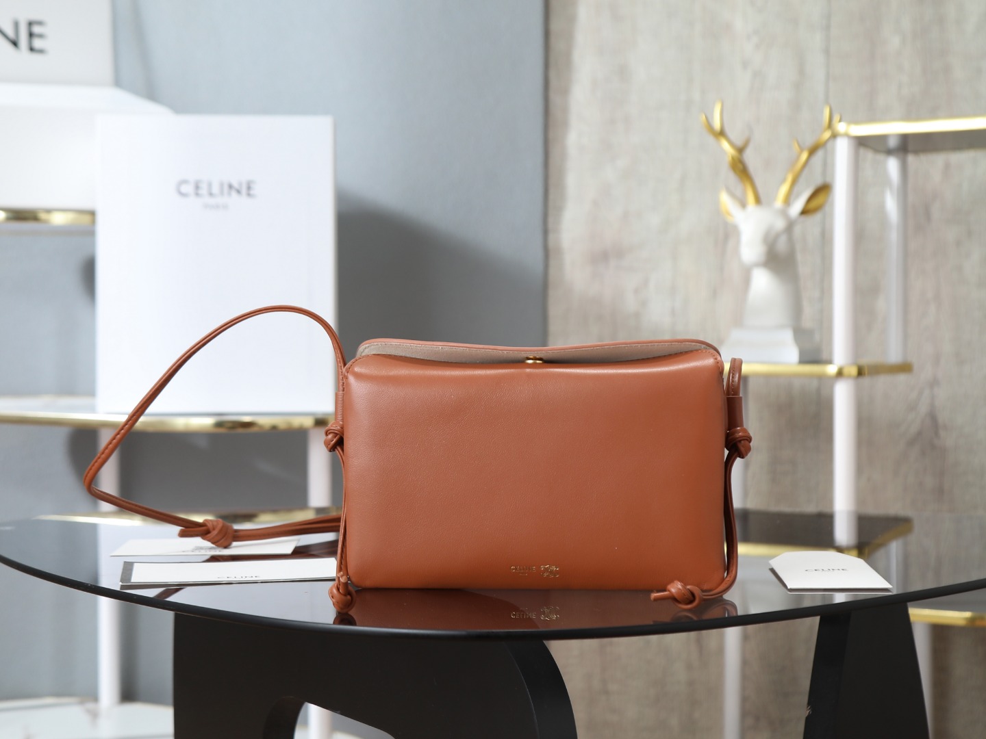 NO:713899,[Premium quality, all steel hardware] TRIO FLAP handbag Mini handbag, can hold larger smartphone models such as PLUS Sheep leather Cow split leather Gold finish Cross body and shoulder carry TRIOMPHE snap closure 2 compartments 1 inner central zipper pocket Sliding knot mechanism Adjustable shoulder strap Minimum length 12.2 inches (31 cm) Maximum length 25.5 inches (65 cm) Model 100862  Size 22*14*4, premium Celine, celine, sheepskin19860909【特级品质 全钢五金】 TRIO FLAP手袋 迷你手袋,可装下PLUS等较大的智能手机机型 羊皮革 牛剖层革 金色饰面 斜挎和肩背 TRIOMPHE按扣开合 2个隔层 1个内侧中央拉链口袋 滑动结机制 可调节肩带 最小长度12.2英寸（31厘米） 最大长度25.5英寸（65厘米） 型号100862 尺寸22*14*4,特级赛琳,celine,sheepskin,Bag