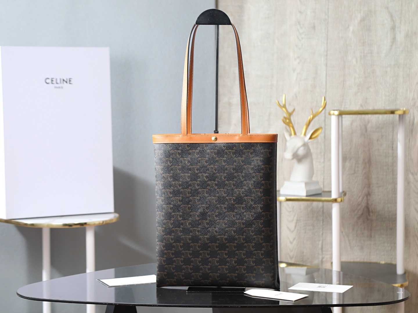 NO:713901,[Premium quality all-steel hardware] 11 x 13 x 0.2 inches (28 x 33 x 0.5 cm) Logo print, natural cow leather binding Fabric lining Gold finish Hand carry, shoulder TRIOMPHE snap closure and hook closure 1 main compartment 1 interior zip pocket 2 handles, drop 9.84 inches (25 cm)  No. 123832, special Celine, celine, cowhide19860909【特级品质 全钢五金】 11 x 13 x 0.2英寸（28 x 33 x 0.5厘米） 标志印花,天然牛皮革包边 织物衬里 金色饰面 手提、肩背 TRIOMPHE按扣开合和钩扣 1个主隔层 1个内侧拉链袋 2个提手,长度9.84英寸（25厘米） 编号123832,特级赛琳,celine,cowhide,Bag